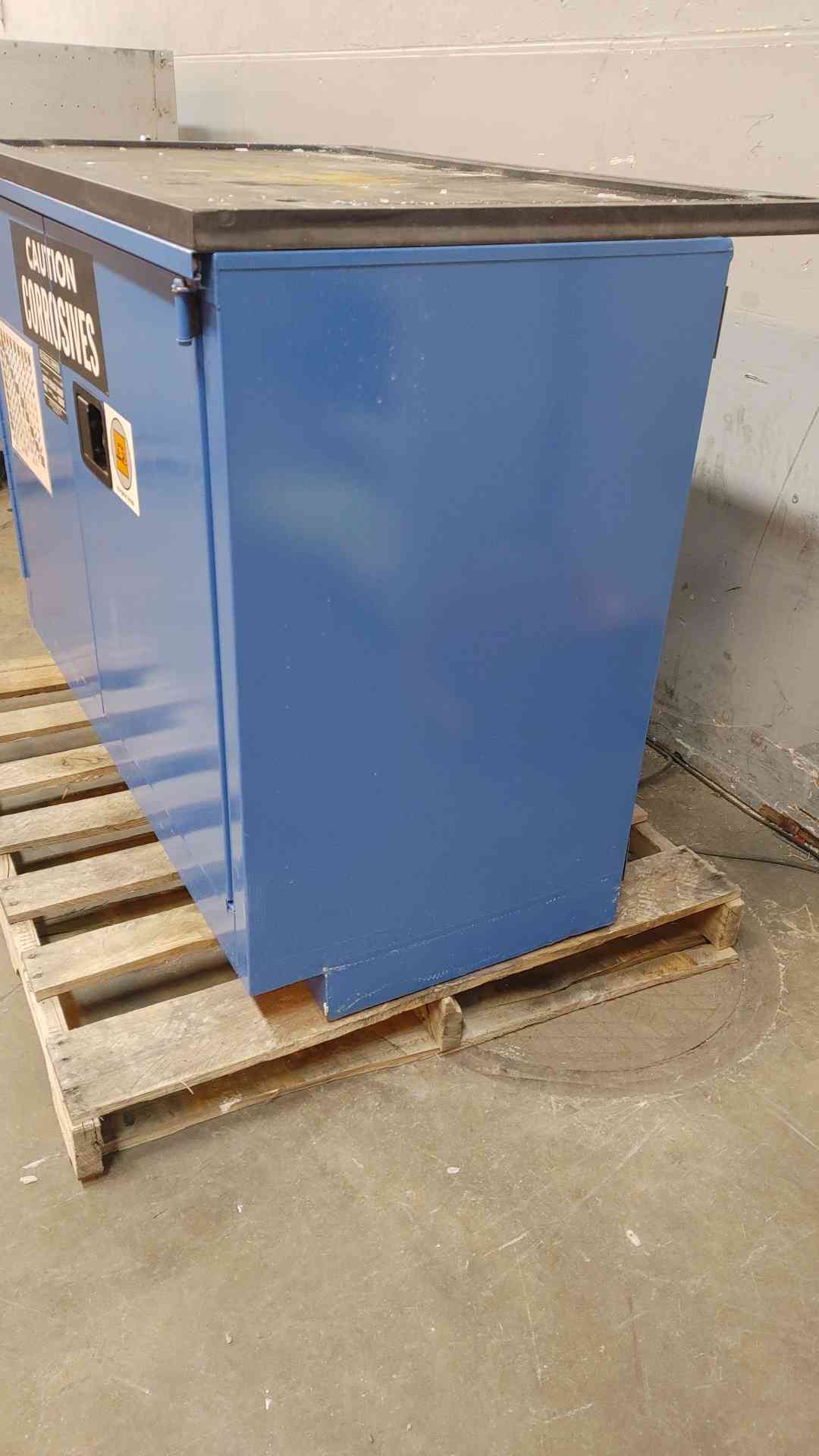 4' LabCrafters Air Sentry Chemical Fume Hood & Flammable Base Cabinet 2 Way Sash (109278)