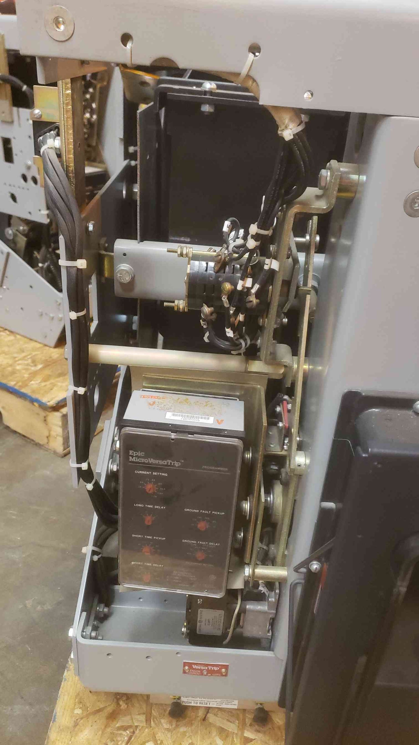 GE 4000A 635V Max Low Voltage Power Circuit Breaker AKR-8D-100 (SKU: 109428)