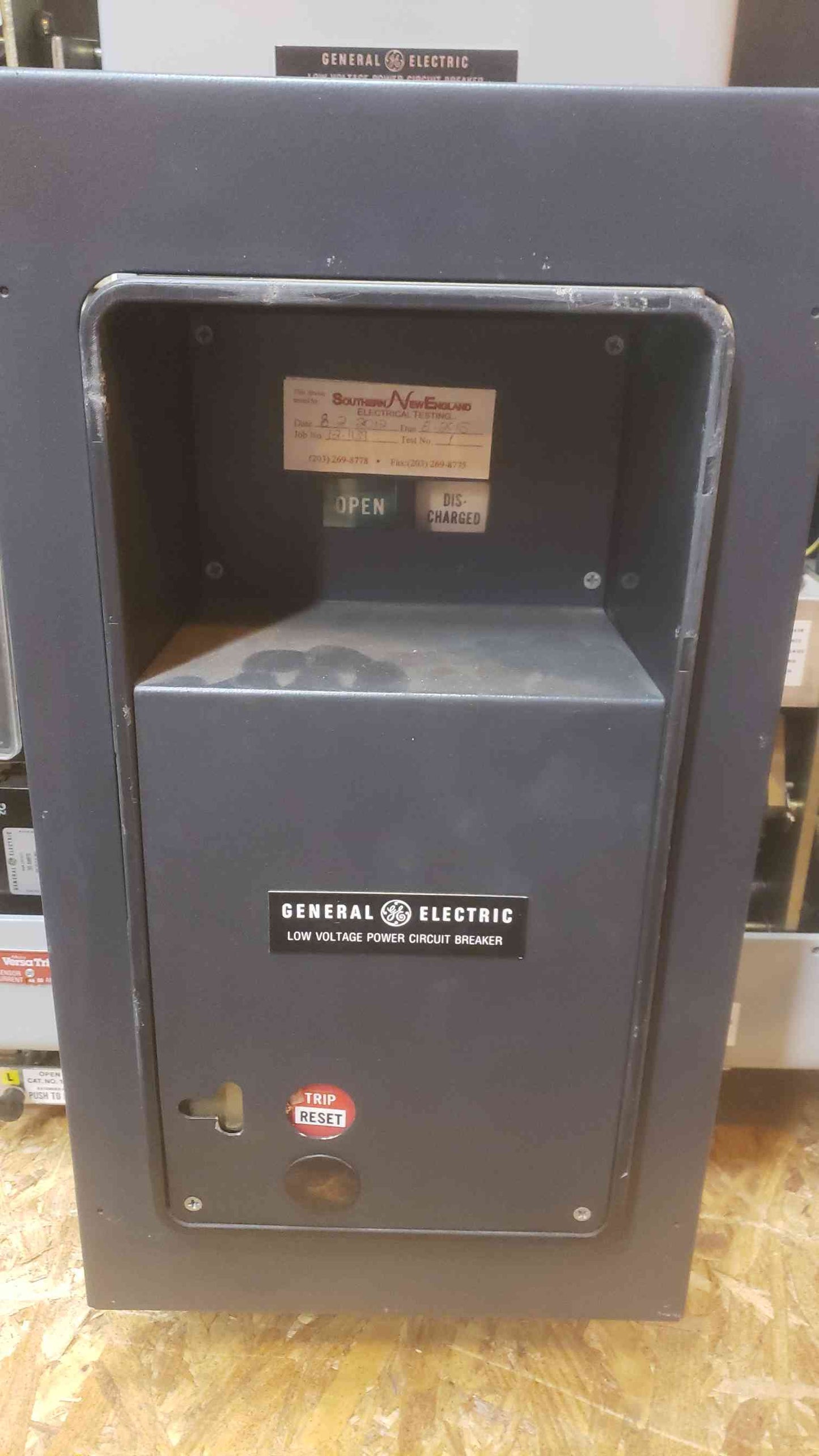 GE 4000A 635V Max Low Voltage Power Circuit Breaker AKR-8D-100 (SKU: 109428)