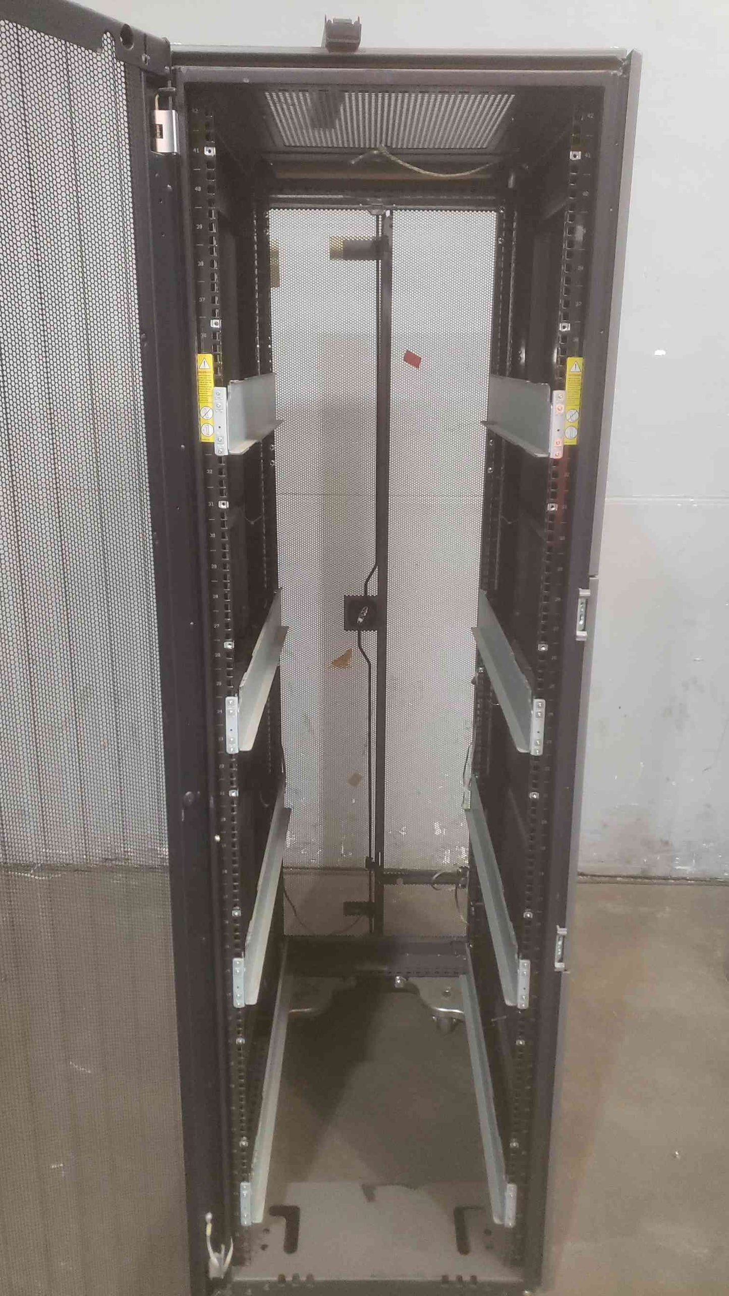 42U HP Fully Enclosed Server Rack 383573-001 (SKU: 110760)