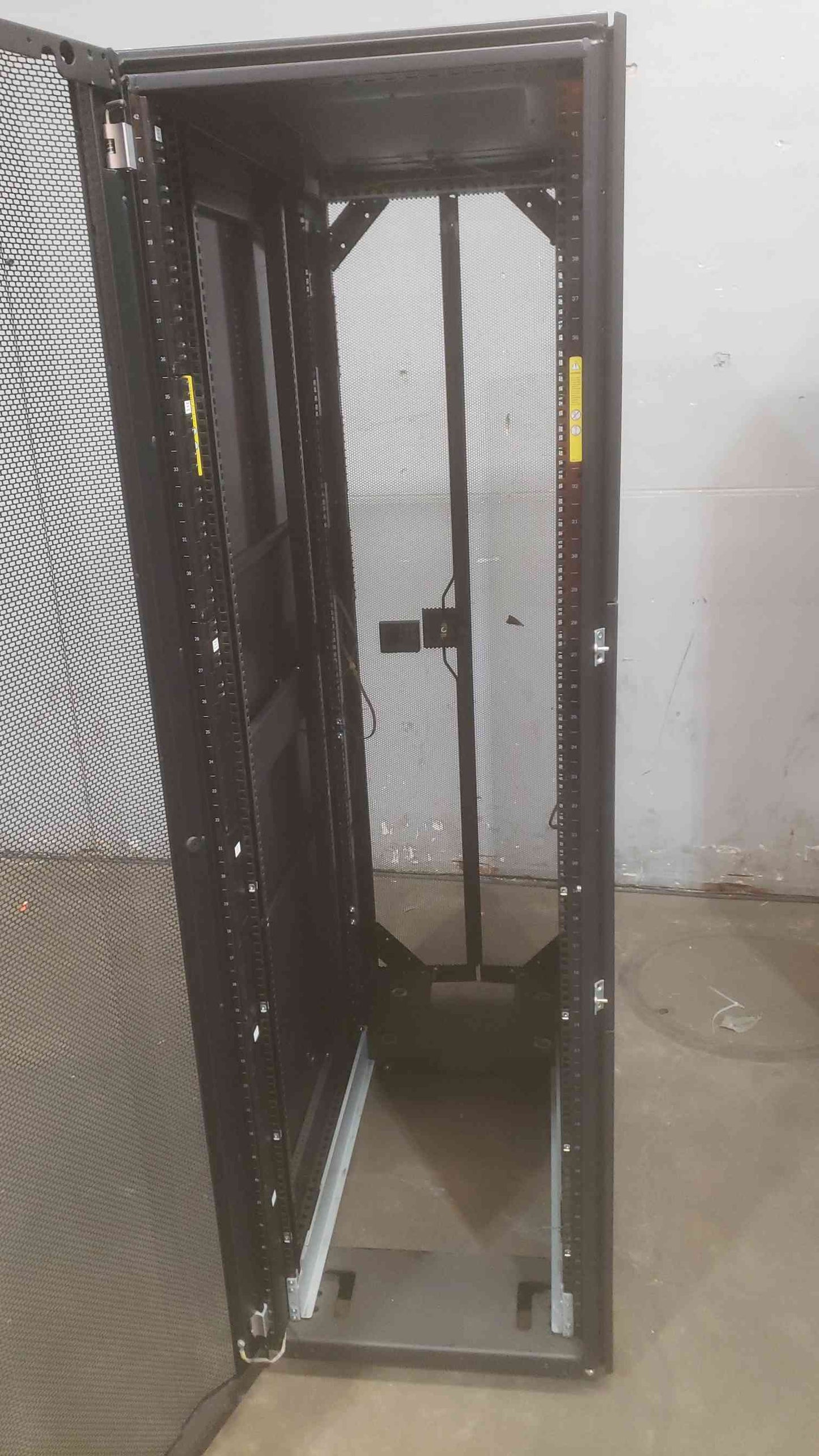 HP HPG2 Fully Enclosed 42U Server Rack Cabinet (3138AA)(3138AA)