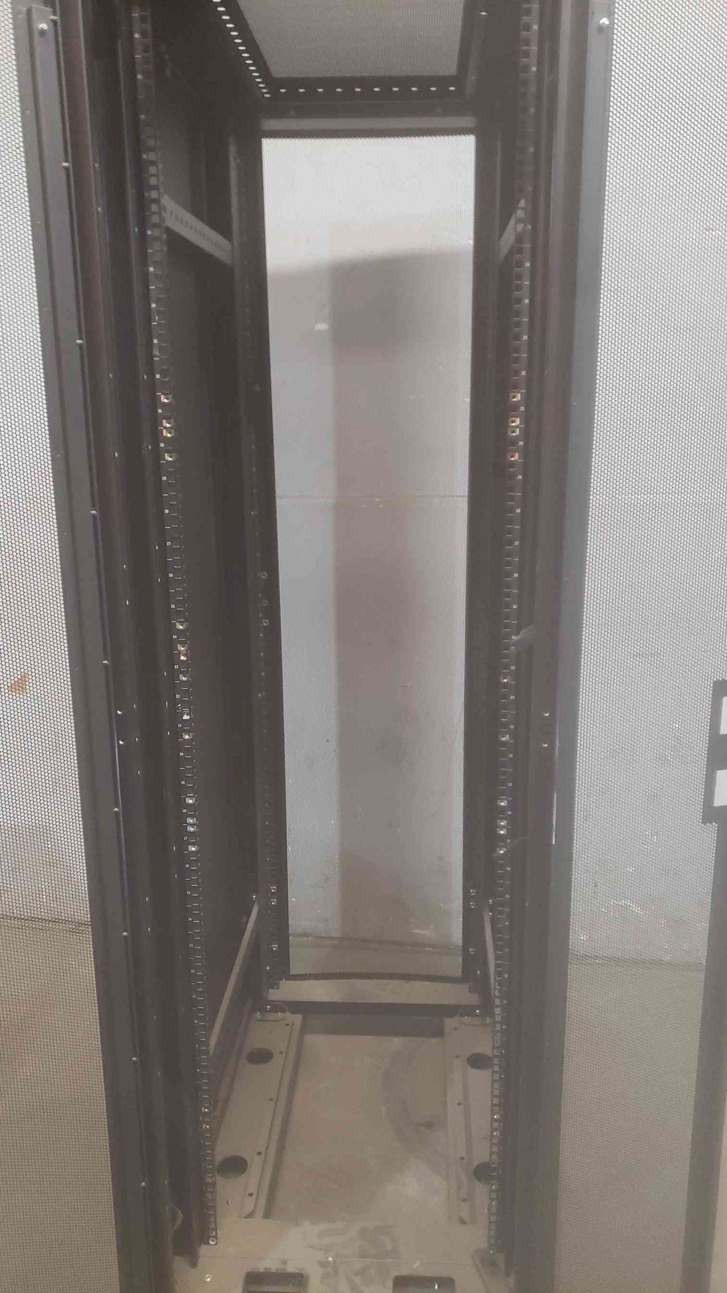 APC AR2100BLK Fully Enclosed Server Rack(S6LLST3503)
