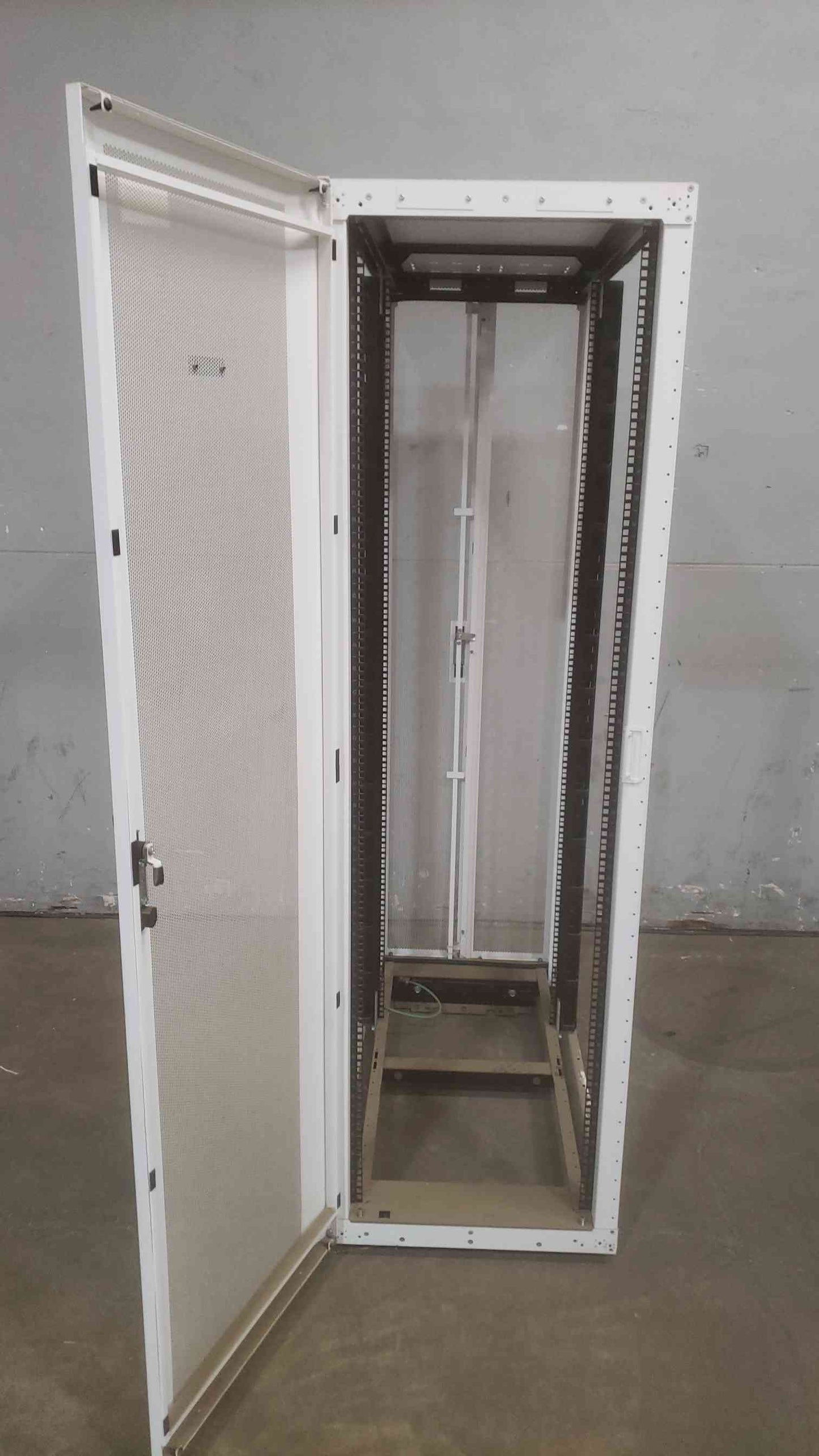 42U White Fully Enclosed PANDUIT Server Rack(S6LLST3345)