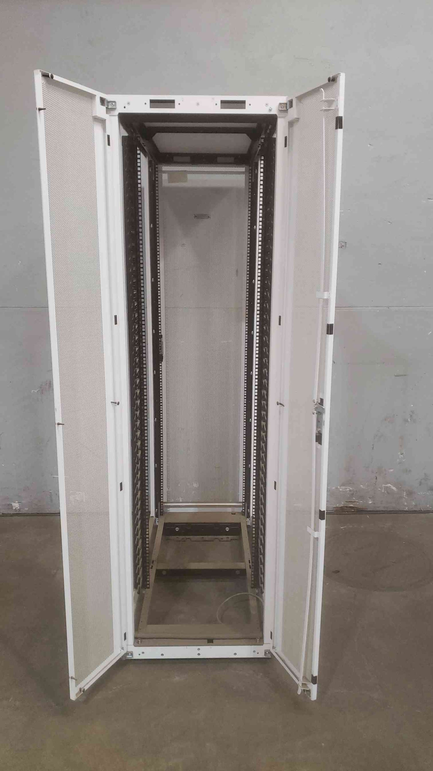 42U White Fully Enclosed PANDUIT Server Rack(S6LLST3345)