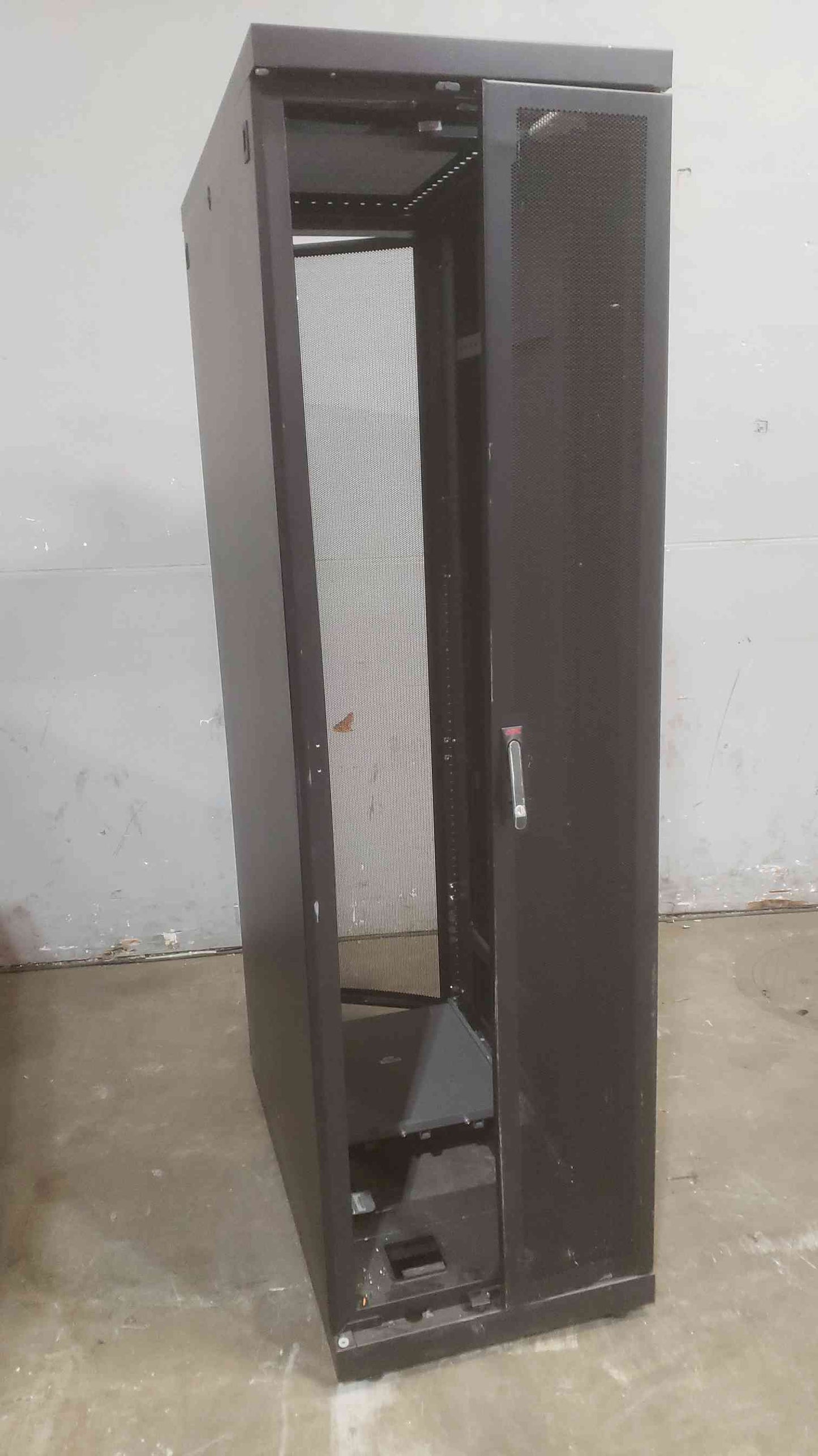 42U APC AR2100BLK Server Rack 1 Rear Door (SKU: 111042)