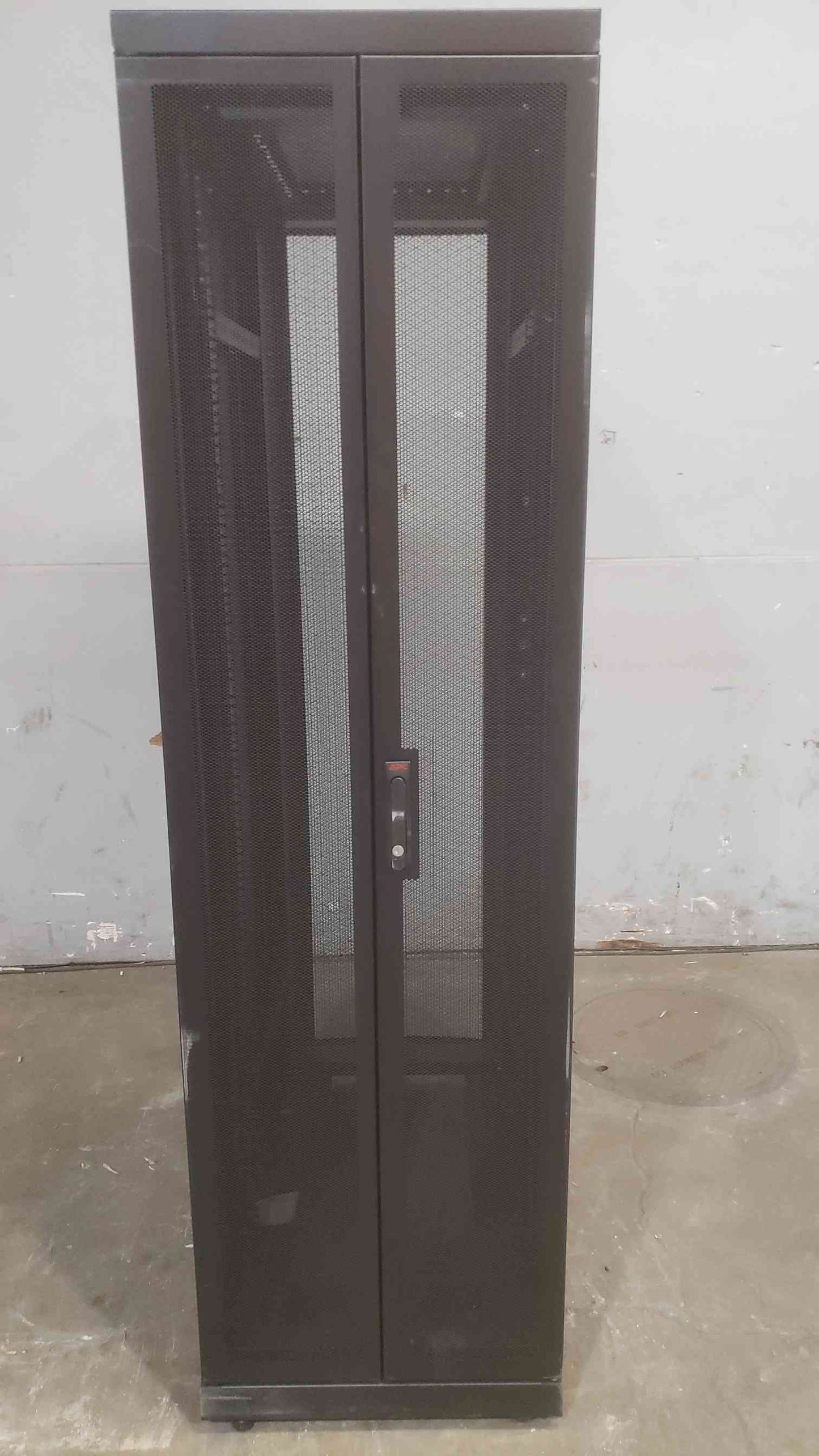 42U APC AR2100BLK Server Rack Fully Enclosed Netshelter (SKU: 111044)