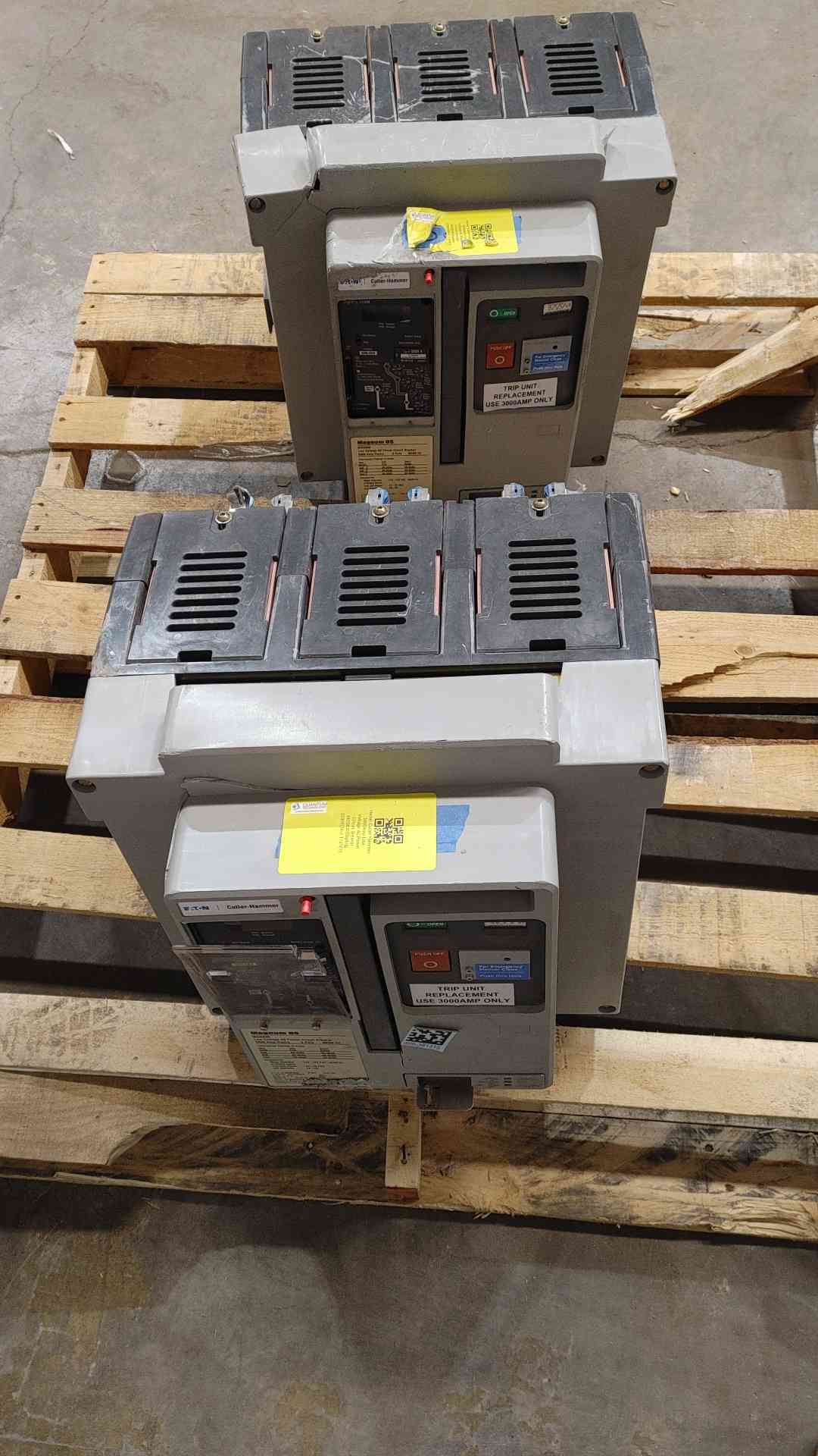 AS-IS (parts only)Cutler-Hammer 3000Amp LV AC Circuit Breaker MDS830 Magnum DS (Digitrip 520M) Freight Damaged (SKU: 110181)
