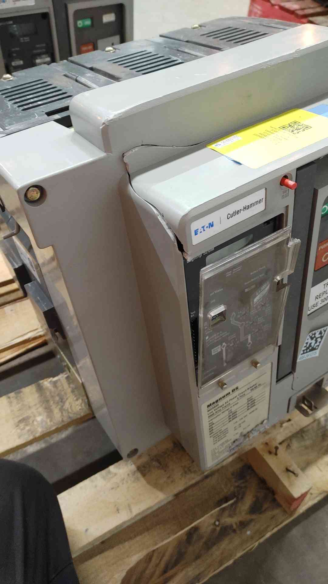 AS-IS (parts only)Cutler-Hammer 3000Amp LV AC Circuit Breaker MDS830 Magnum DS (Digitrip 520M) Freight Damaged (SKU: 110181)