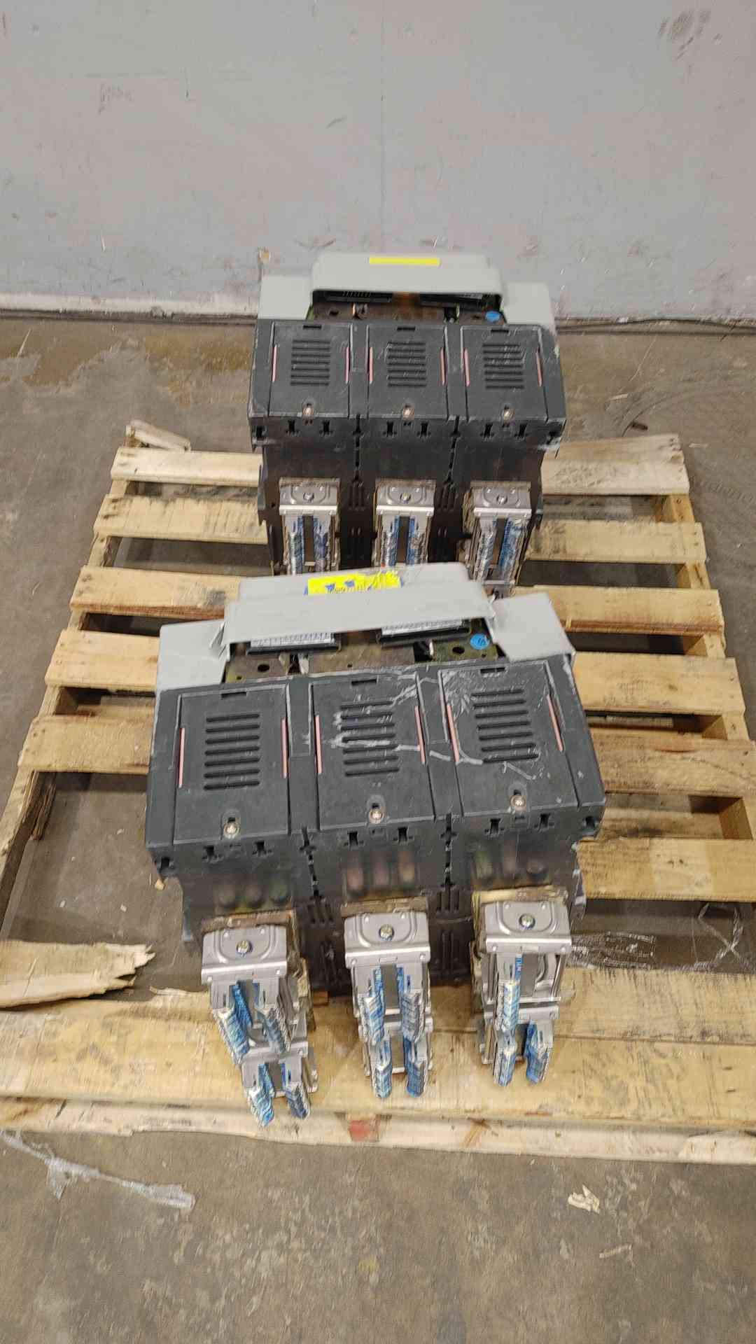 AS-IS (parts only)Cutler-Hammer 3000Amp LV AC Circuit Breaker MDS830 Magnum DS (Digitrip 520M) Freight Damaged (SKU: 110181)