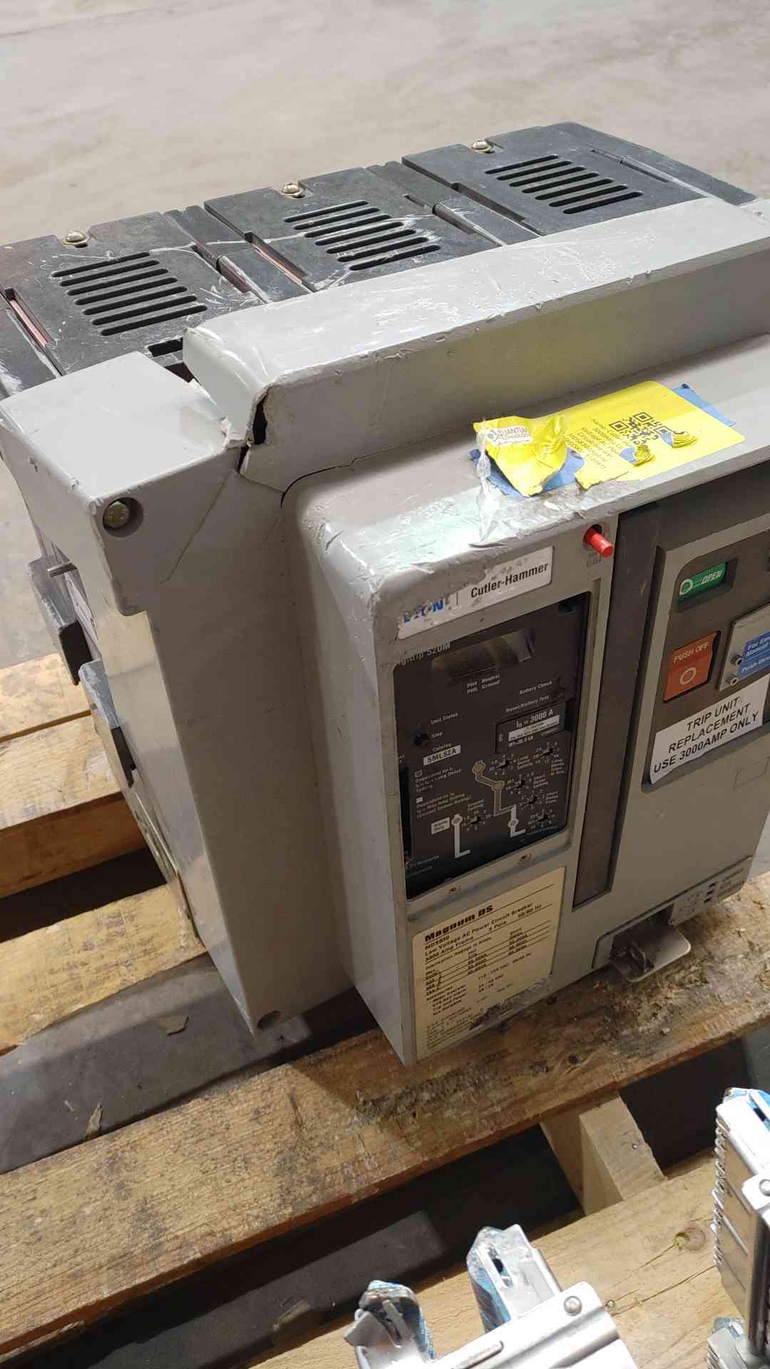 AS-IS (parts only)Cutler-Hammer 3000Amp LV AC Circuit Breaker MDS830 Magnum DS (Digitrip 520M) Freight Damaged (SKU: 110181)
