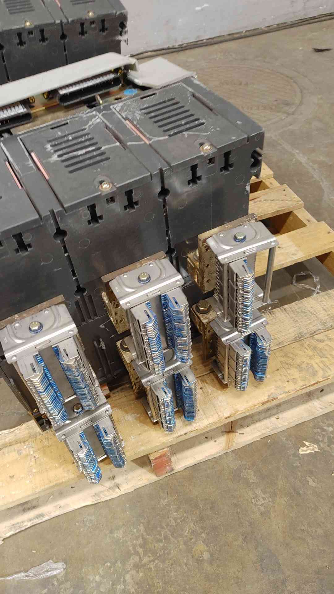 AS-IS (parts only)Cutler-Hammer 3000Amp LV AC Circuit Breaker MDS830 Magnum DS (Digitrip 520M) Freight Damaged (SKU: 110181)