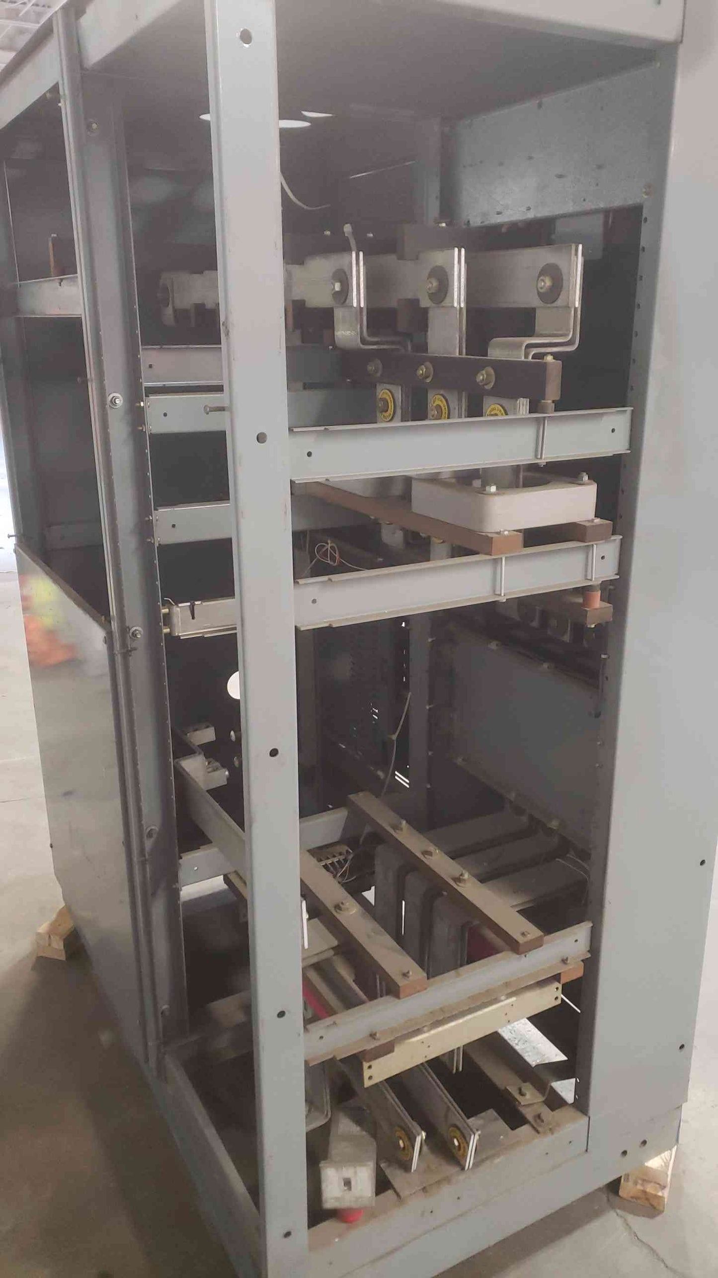 SQUARE D 1000A 277/480V Power-Style Breaker Switchboard Missing Side Covers 1 Main & 3 Dist Breakers (SKU: 111254)