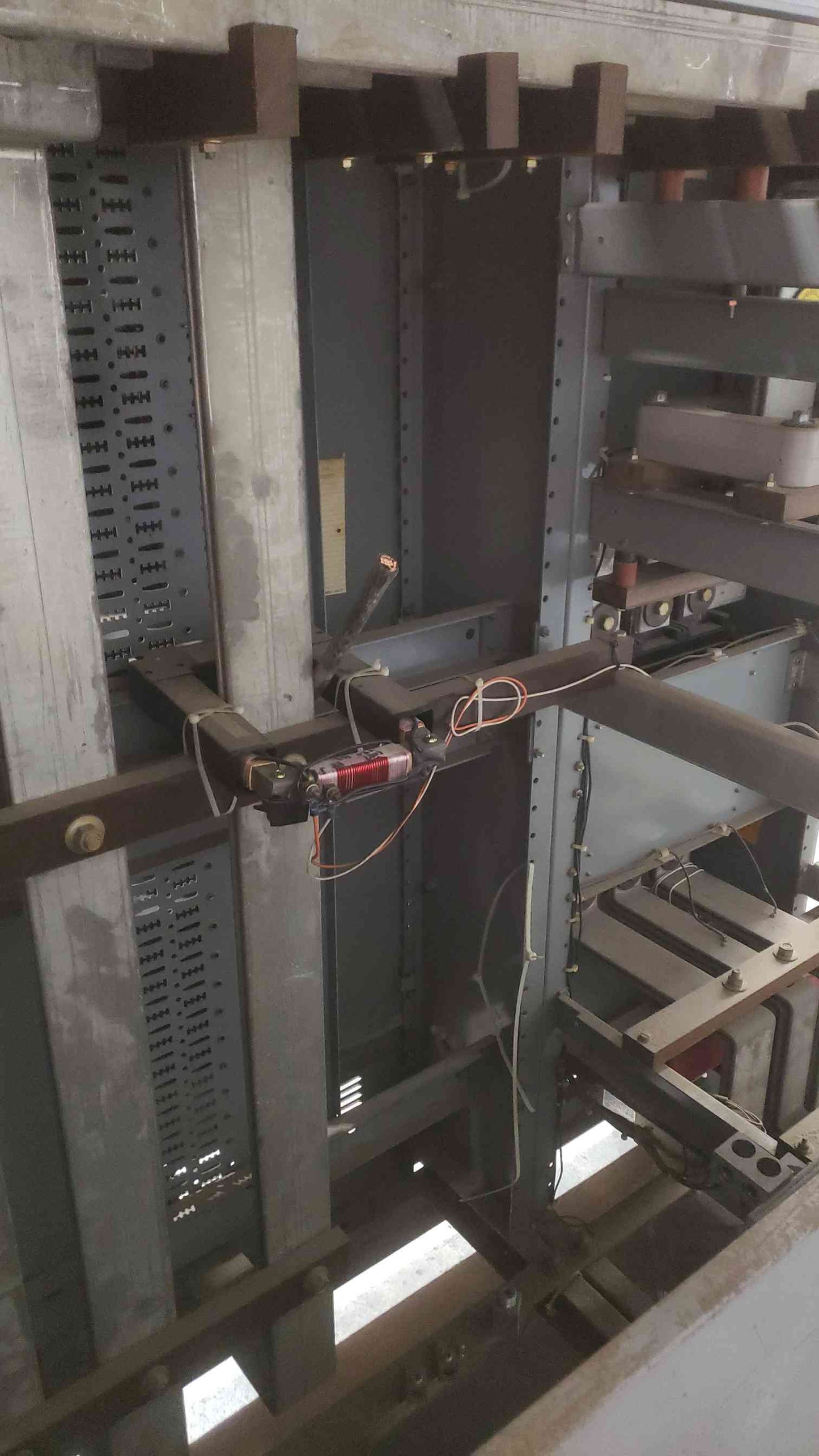 SQUARE D 1000A 277/480V Power-Style Breaker Switchboard Missing Side Covers 1 Main & 3 Dist Breakers (SKU: 111254)