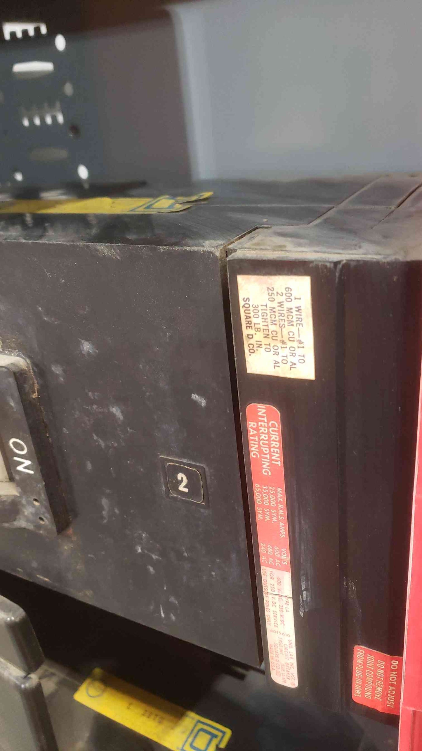 SQUARE D 1000A 277/480V Power-Style Breaker Switchboard Missing Side Covers 1 Main & 3 Dist Breakers (SKU: 111254)