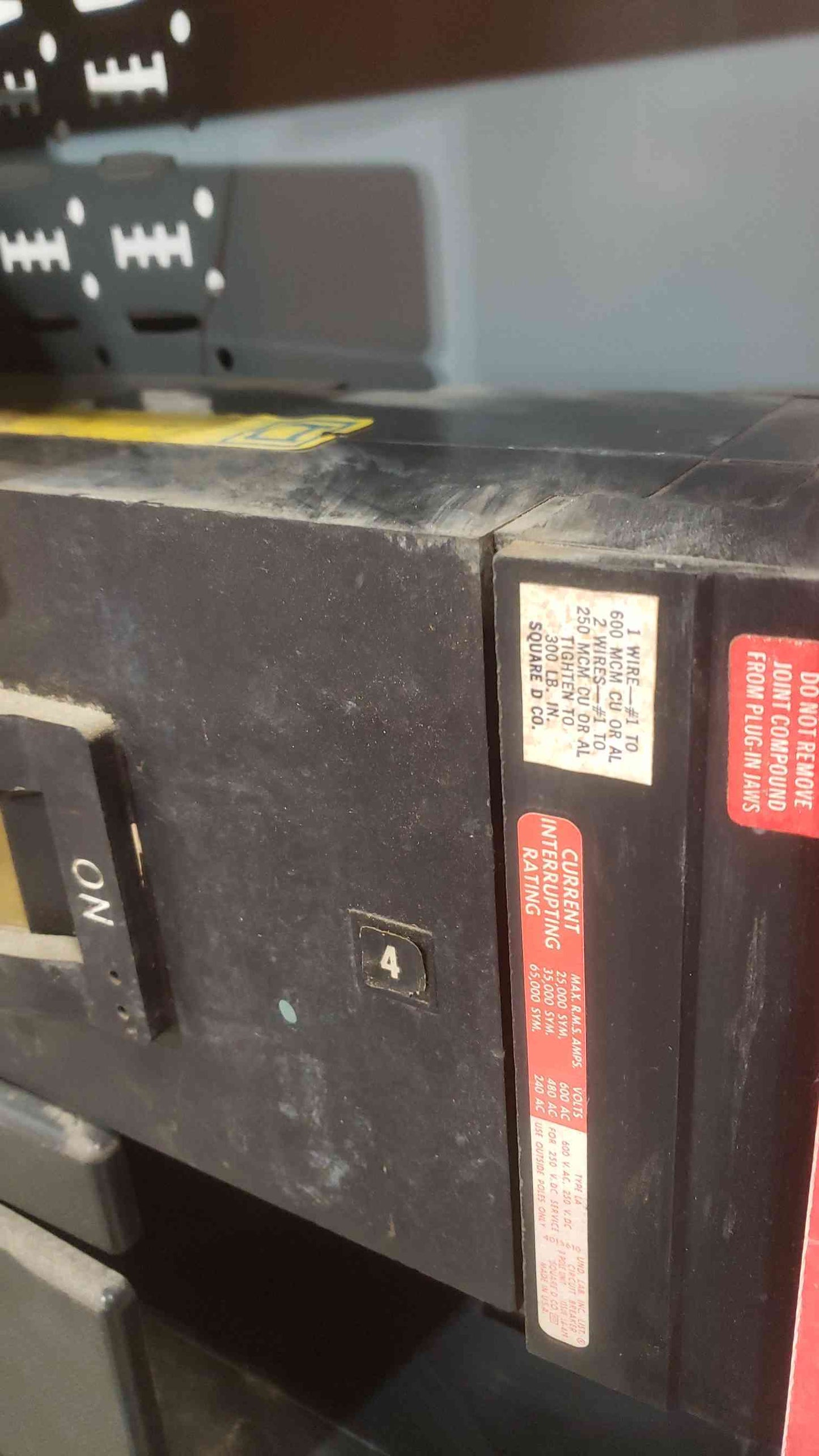 SQUARE D 1000A 277/480V Power-Style Breaker Switchboard Missing Side Covers 1 Main & 3 Dist Breakers (SKU: 111254)