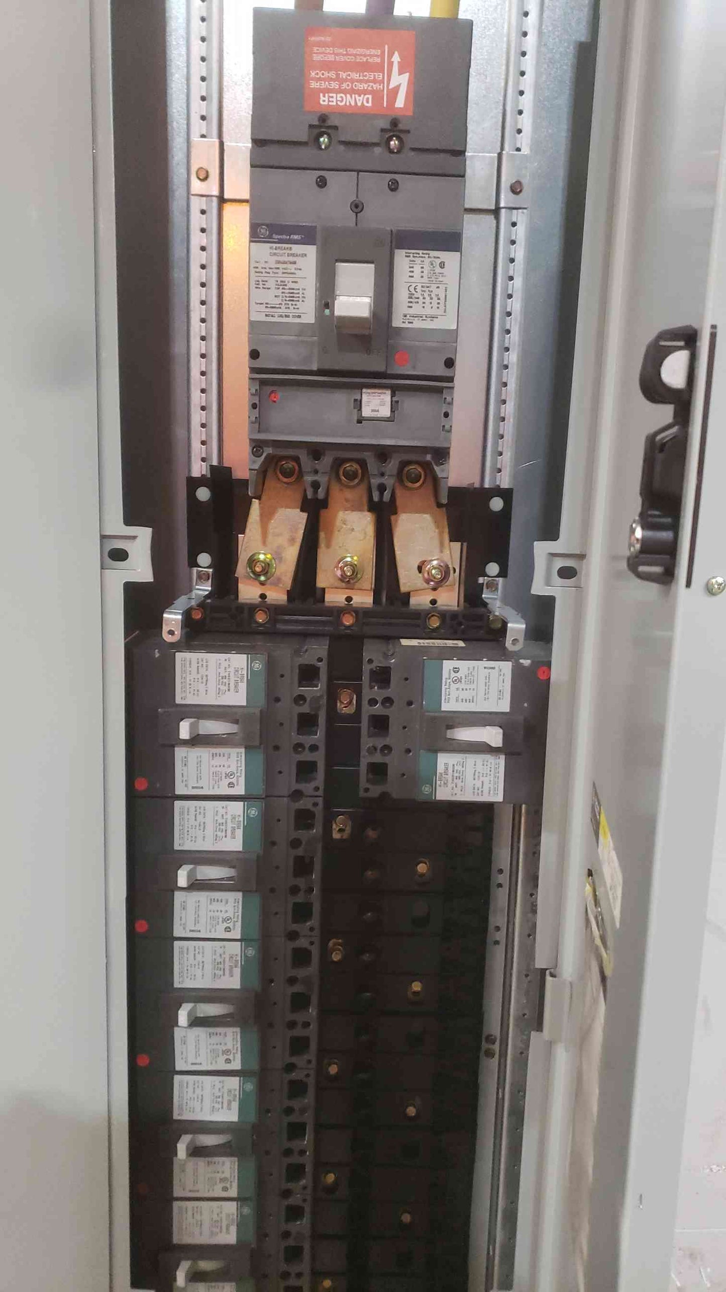 GE A-Series Panelboard 400A 480V Main & 7 Distribution - no inner panel