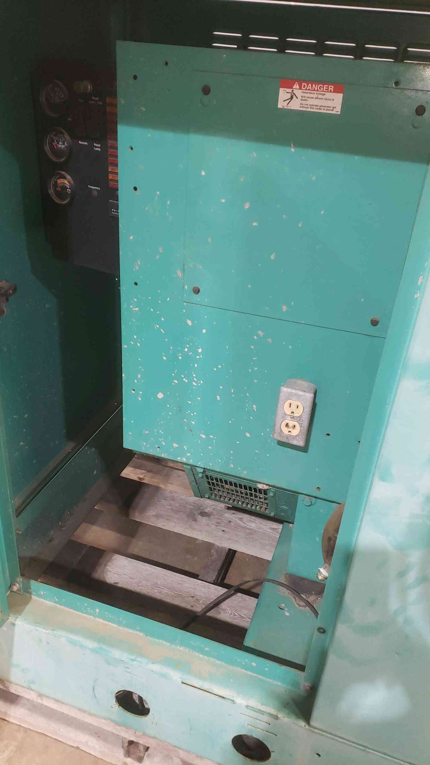 AS IS 35KW Cummins 35GGFD-3293 120/240 145.8/105.2A Multi-Phase NG/LP 879.5 Hrs. (SKU: 111326)