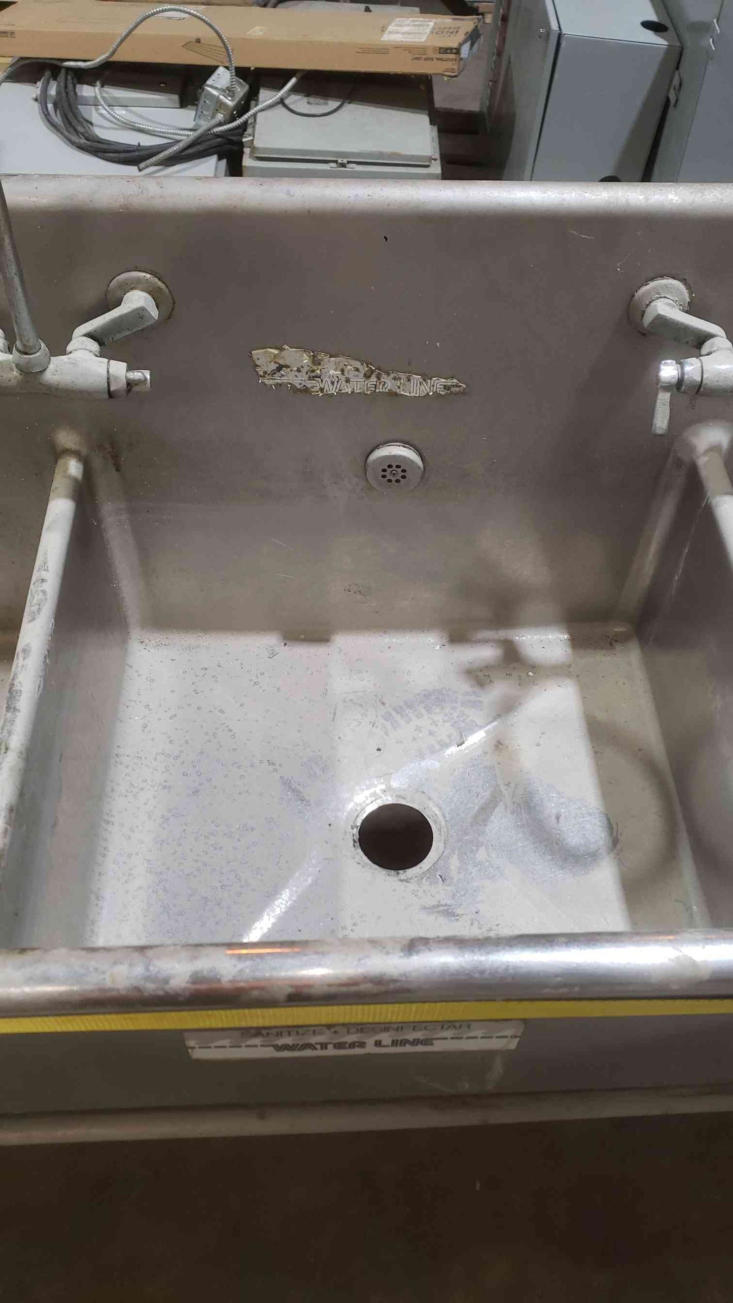 Stainless Steel 17'9" 4 Basin Sink w/ Faucets (SKU: 112281)