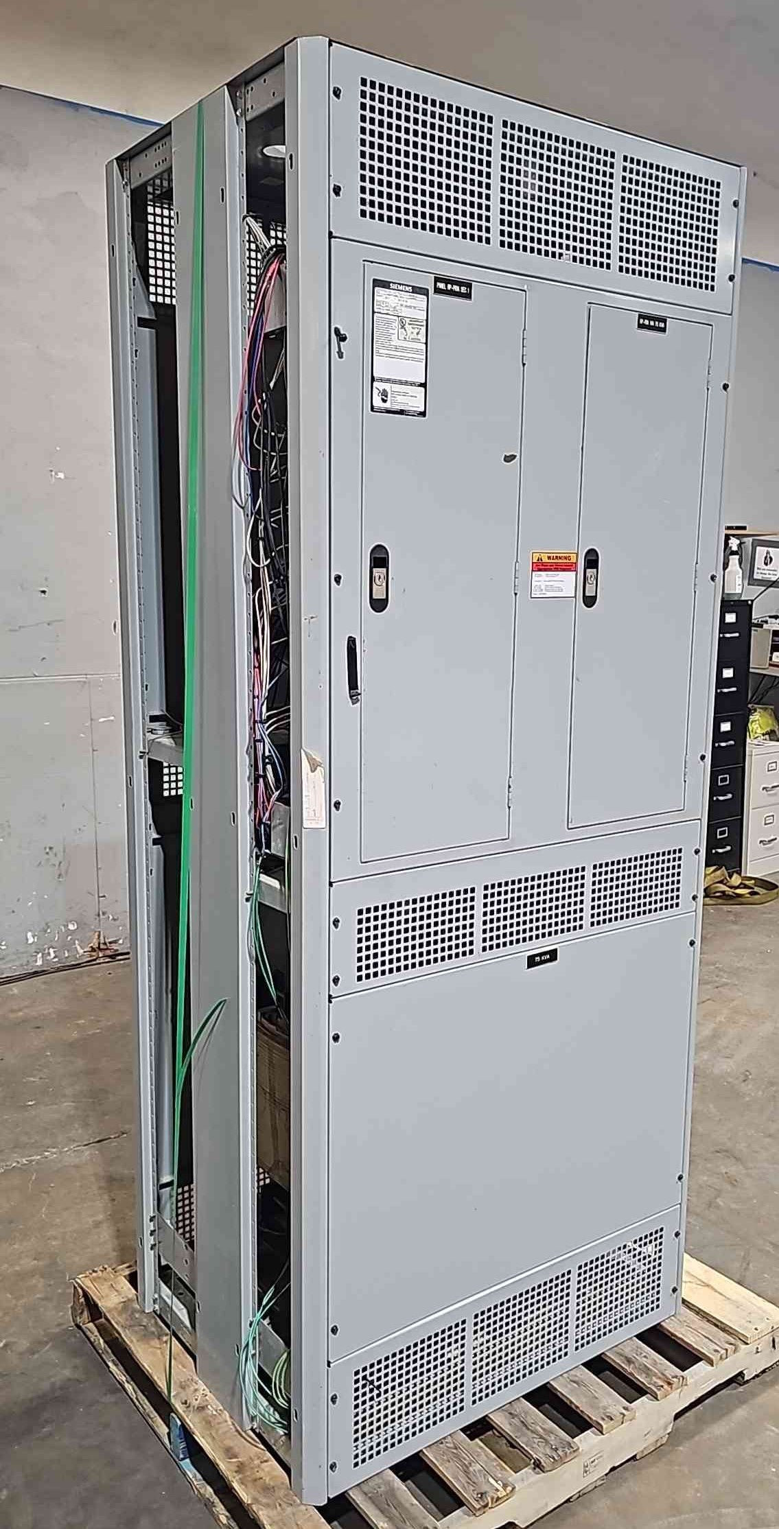 75KVA 480v x 208/120v Hammond Transformer w/ Integrated Siemens Panelboards 120/208v & 480v (112756)