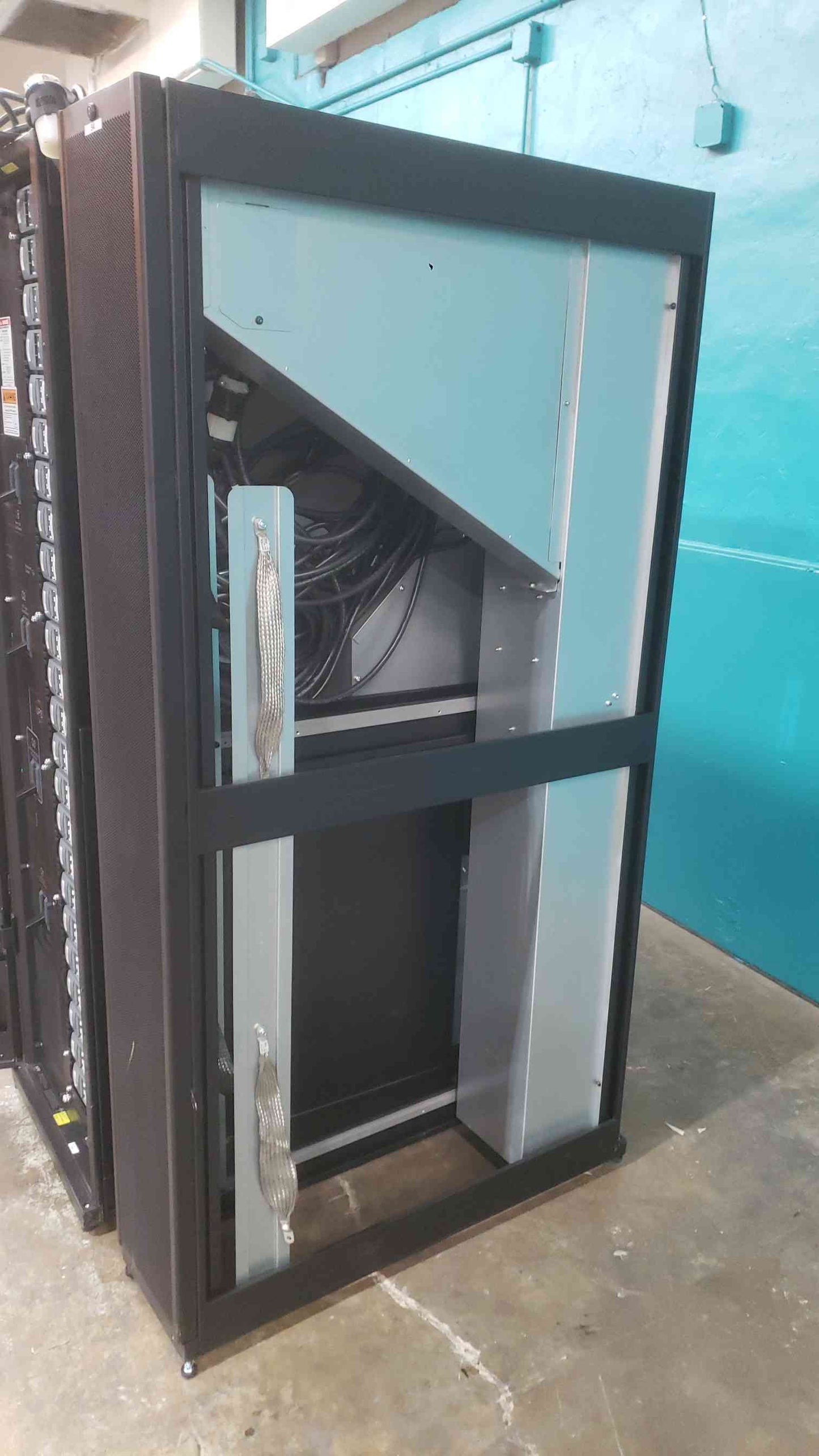 APC Symmetra PX 70KW Scalable 100kW UPS System 208V 3-Phase SYCF100KF Power Array w/ SYPM10KF Modules (SKU: 113038)