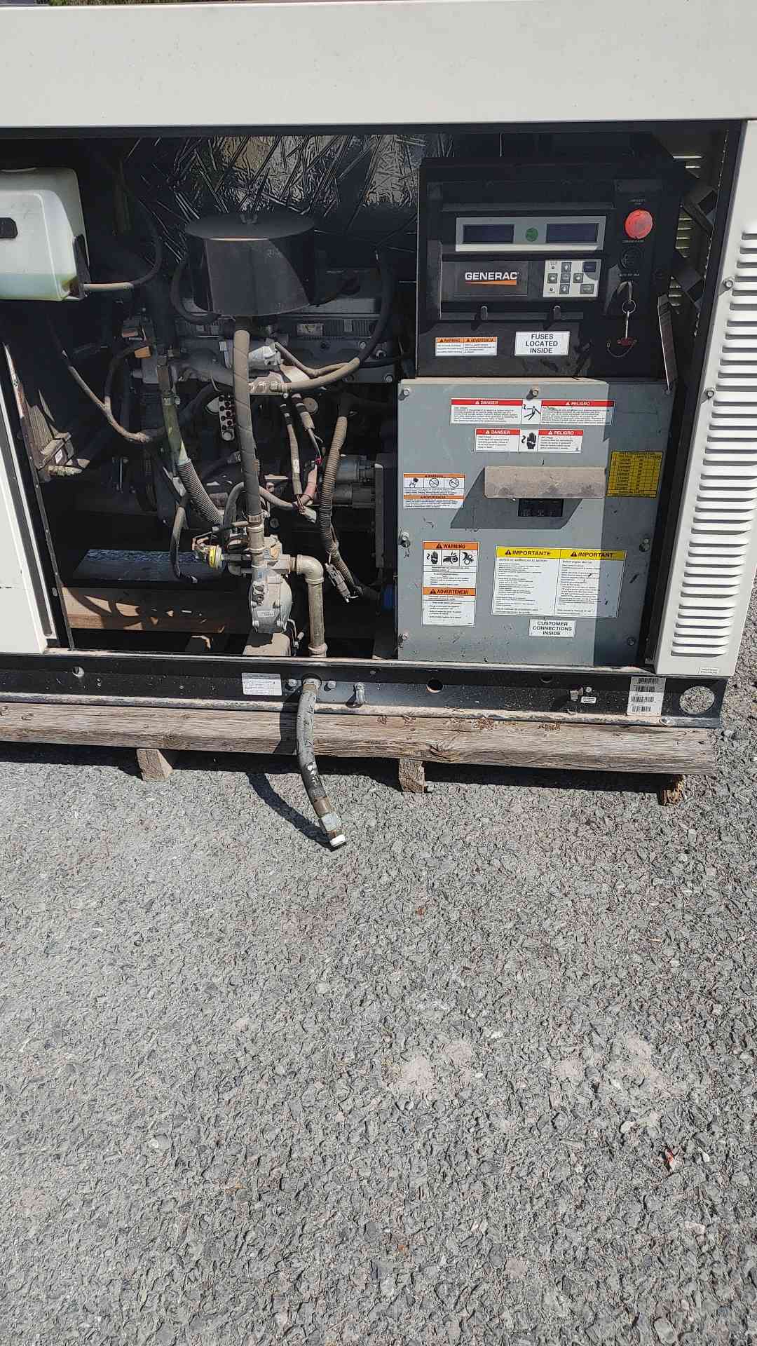 Generac QT02524CN3NA 25kW Standby Commercial Generator 120/208V 3 Phase 25 kW 317.5Hrs(SKU: 113585)