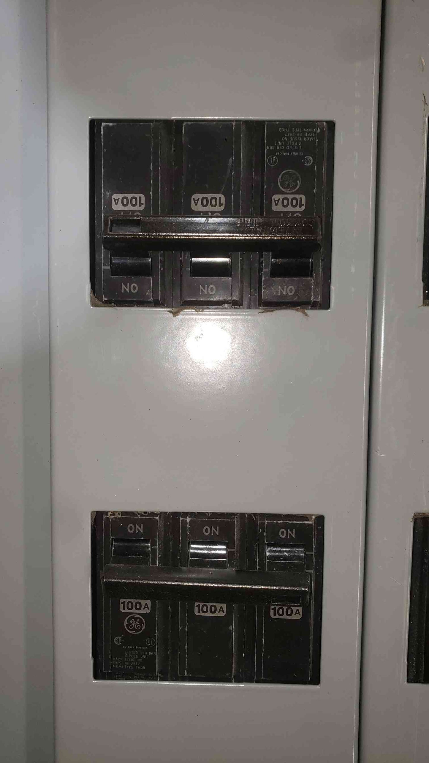 GE Spectra Panelboard APN 600A 208Y/120V 3PH 6x 20A 2x 100A Breakers