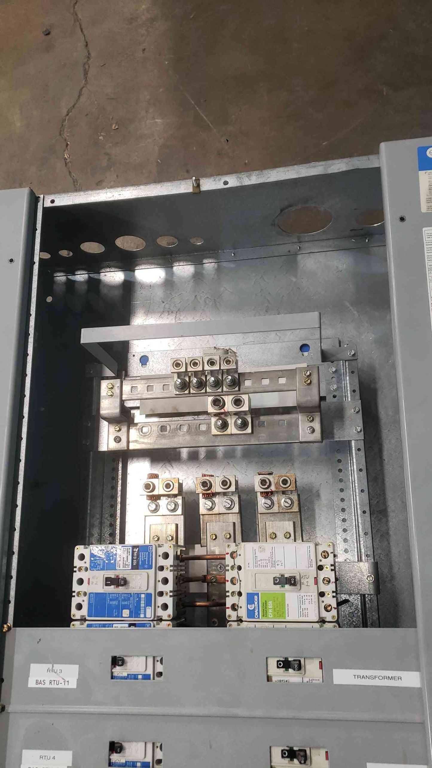 Challenger PM4 600A 480V 3 Phase Distribution Panelboard 250A 100A 3P Breakers