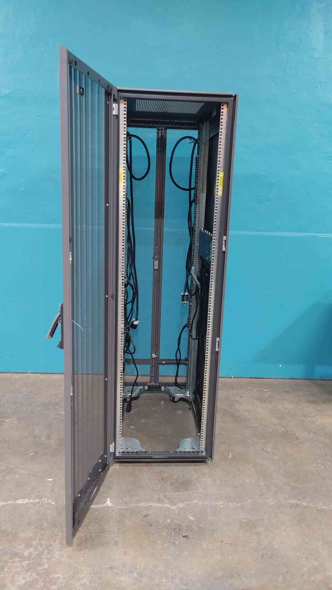 HP Fully Enclosed 42U Rolling Server Rack (SKU: 113800)