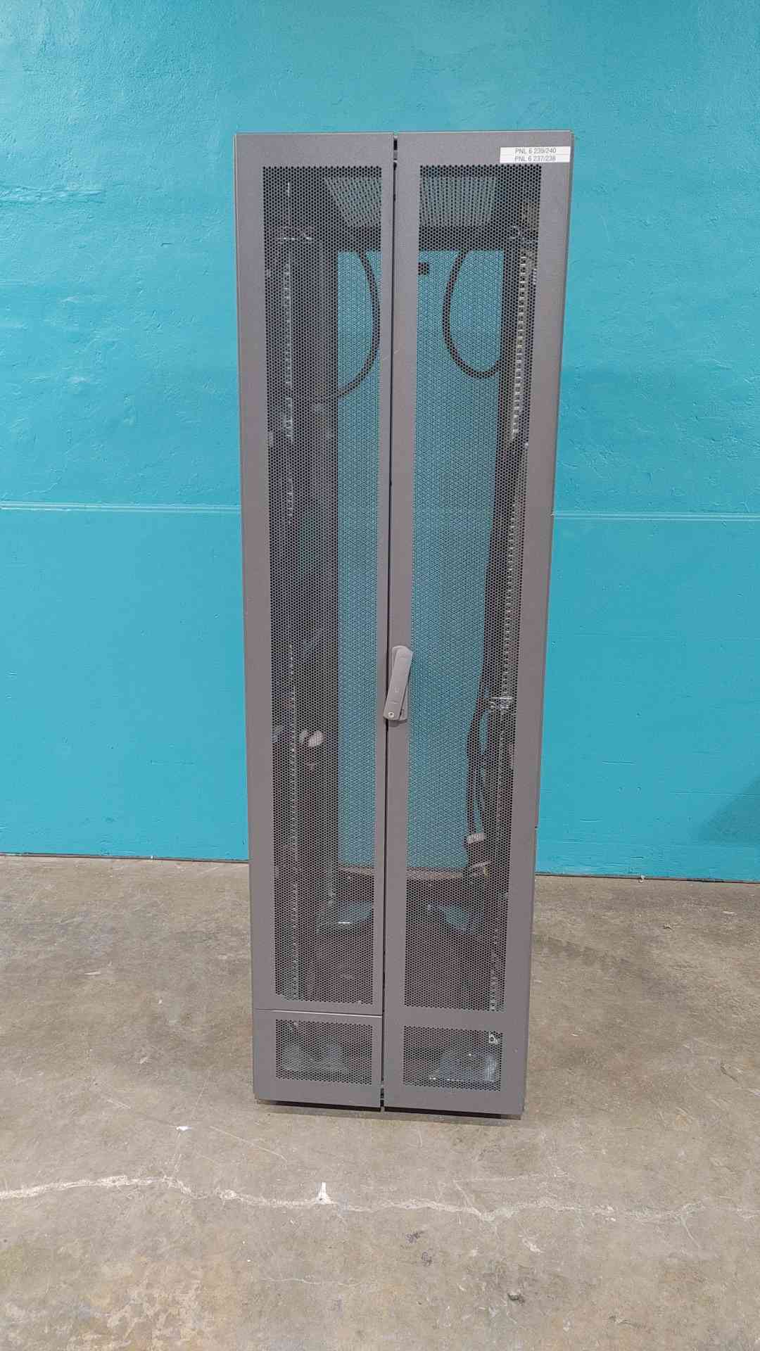 HP Fully Enclosed 42U Rolling Server Rack (SKU: 113800)