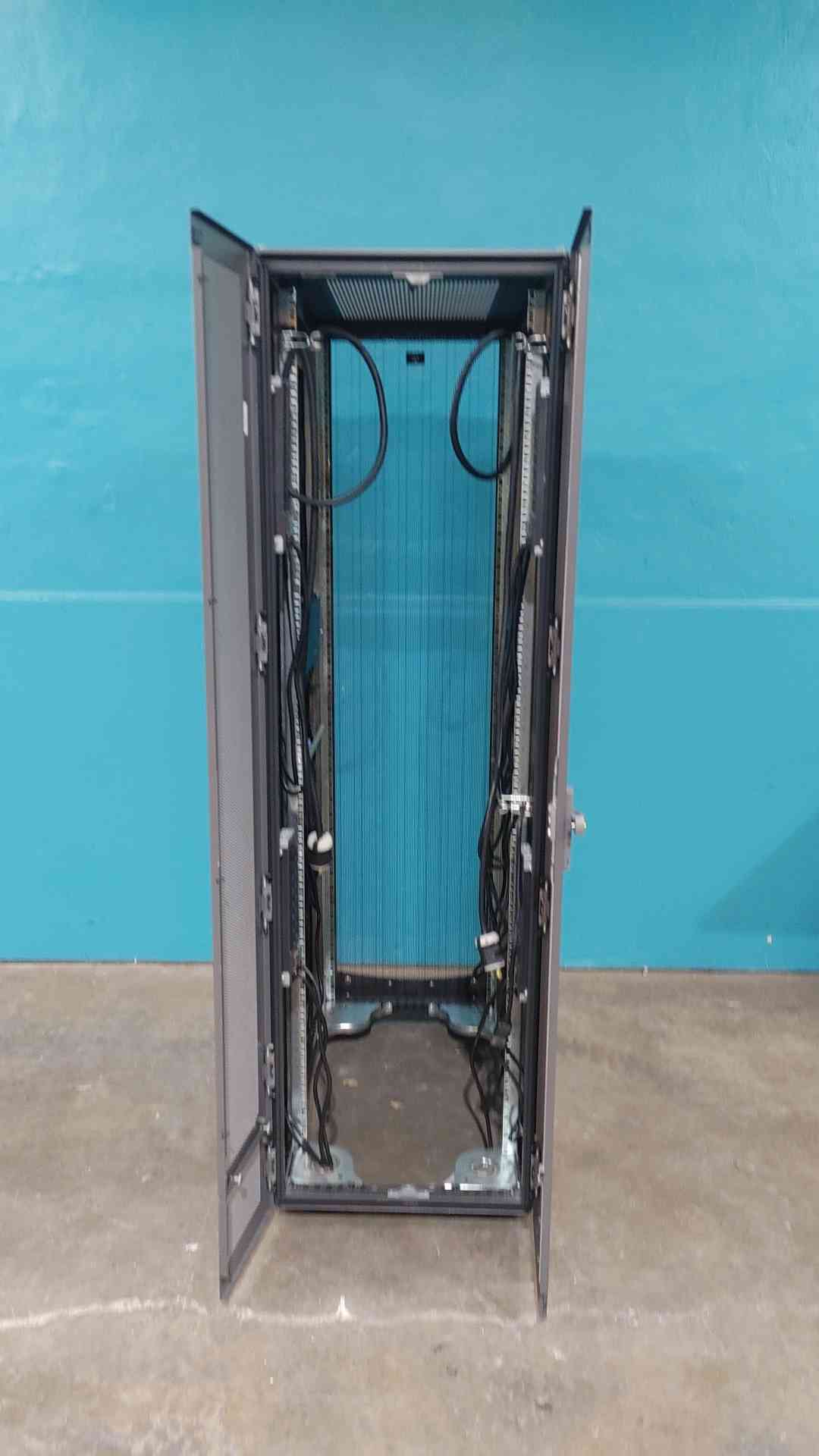HP Fully Enclosed 42U Rolling Server Rack (SKU: 113800)