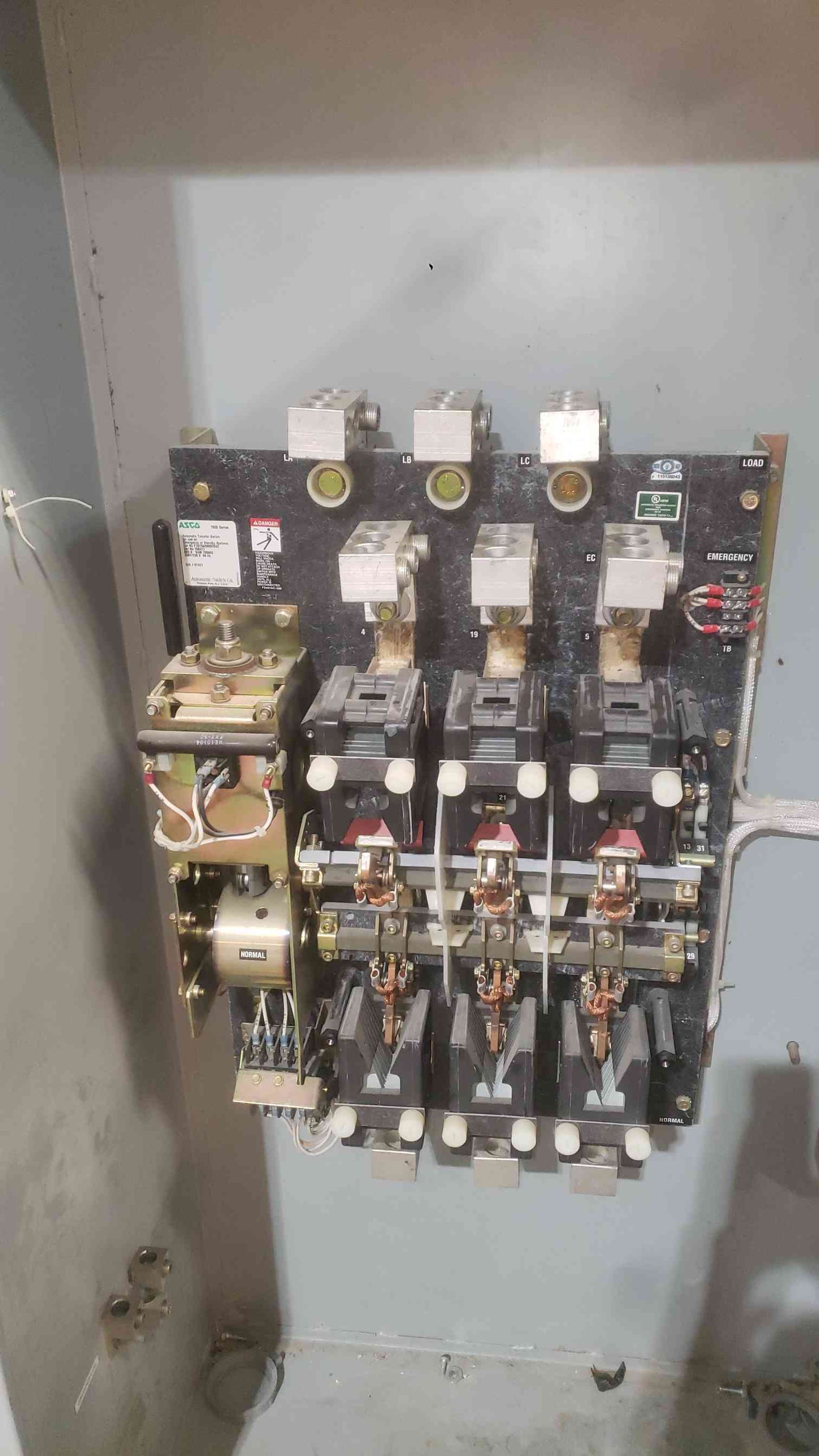 ASCO 7000 Series 600A Automatic Transfer Switch F7ATSA3600C5XC 208V 3PH ATS