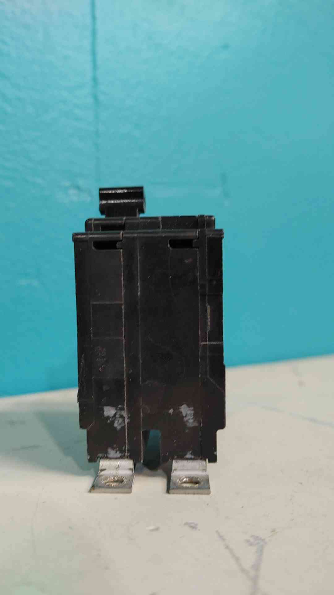 Square D QOB220VH 20A 2-Pole 120/240V 22kAIC Bolt-On Circuit Breaker QOB220