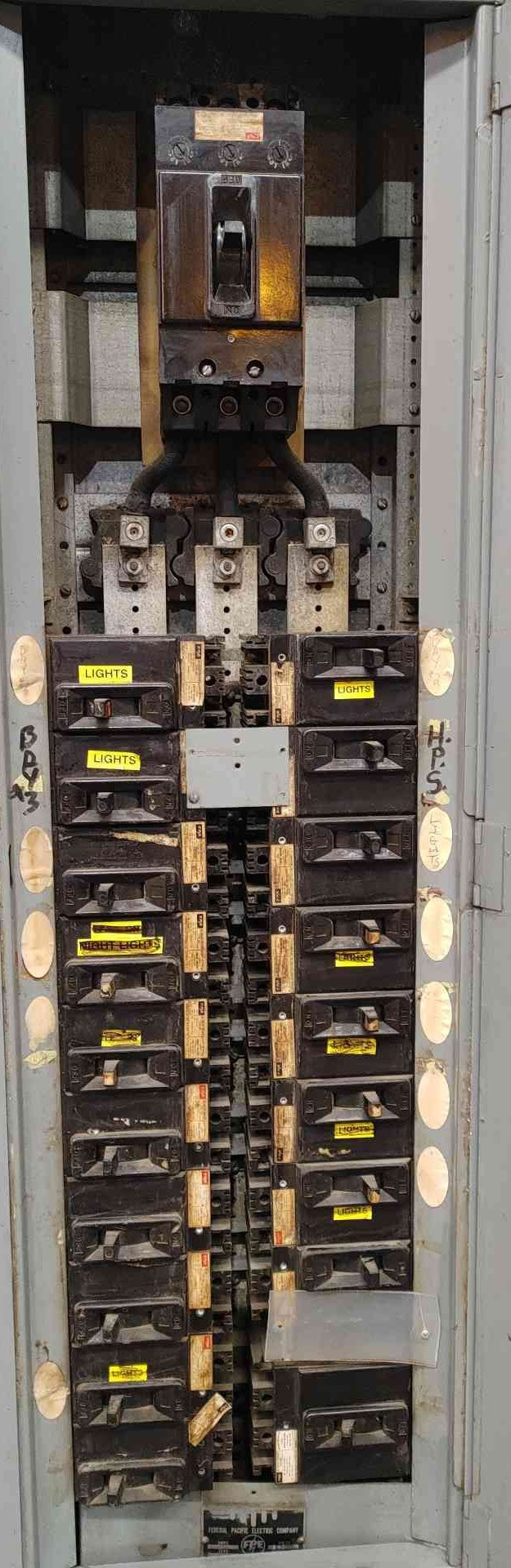ITE Siemens Panelboard 200A 3 Phase Main Disconnect w/ 18x 20A 2P Breakers