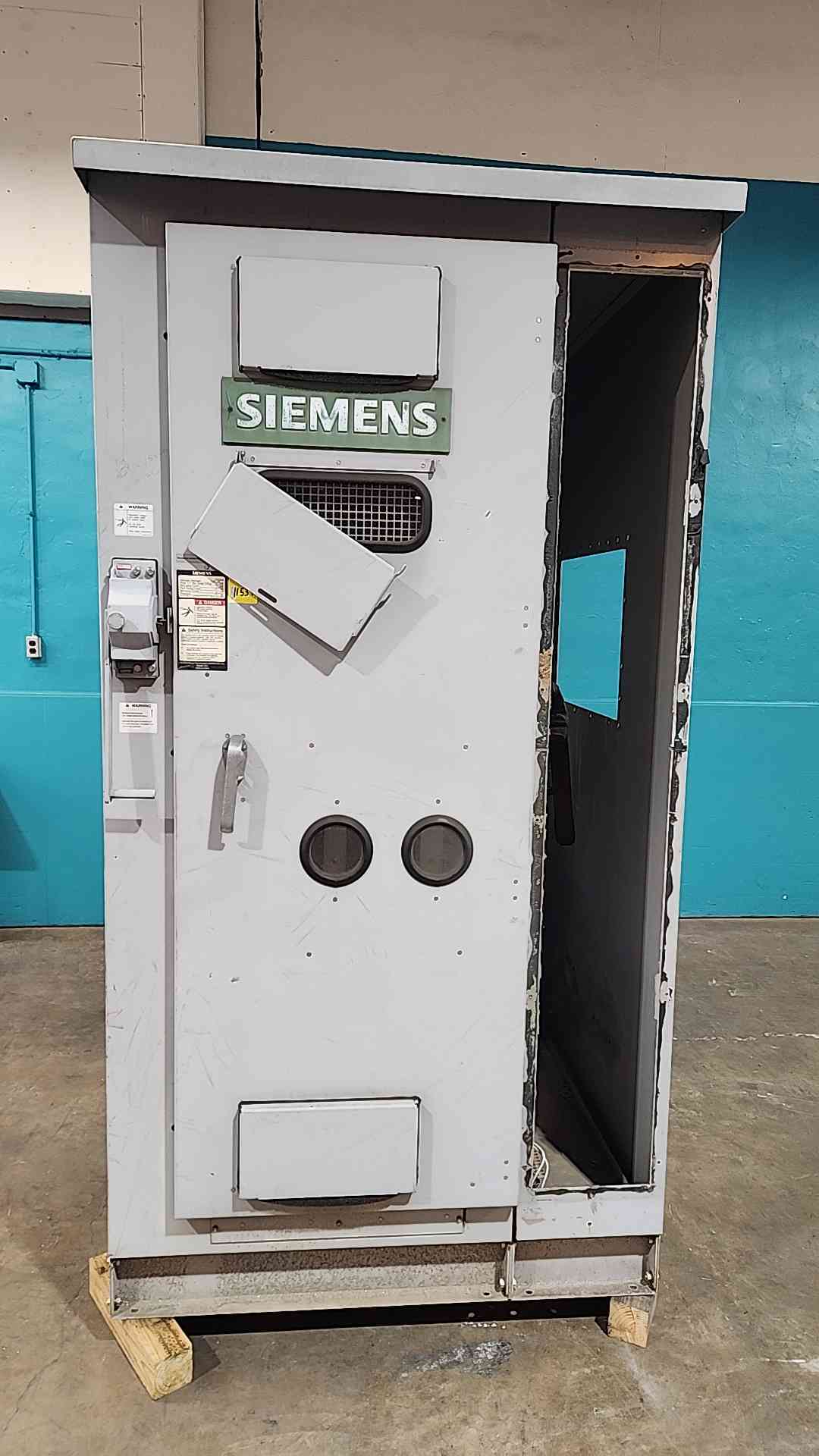 Siemens 15kV 600A Type QR Metal Enclosed Outdoor Switchgear 15 kV MV021054270