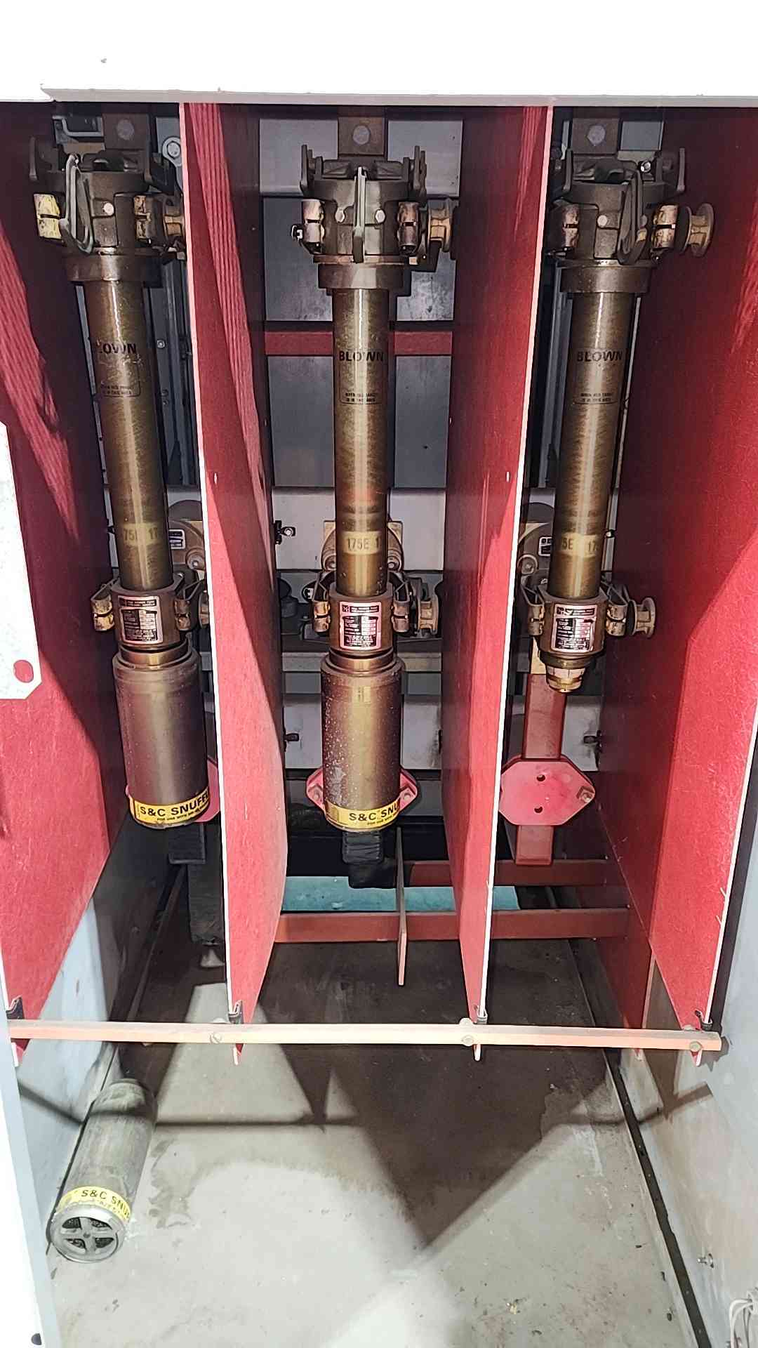 Siemens 15kV 600A Type QR Metal Enclosed Outdoor Switchgear 15 kV MV021054270