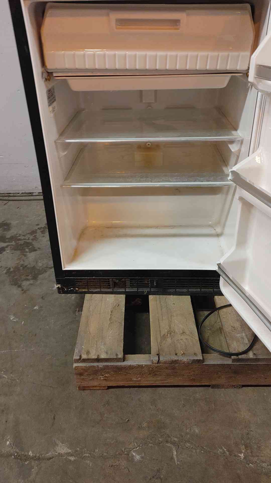 *Pickup Only* Marvel Refrigerator 61RF7804 115V 1 Ph 60 Hz 3.3 Amp (109537)