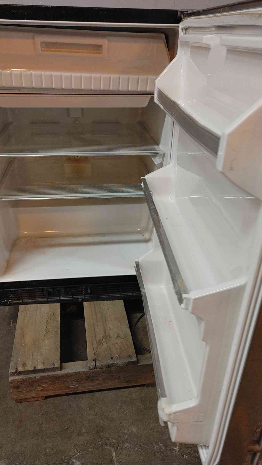 *Pickup Only* Marvel Refrigerator 61RF7804 115V 1 Ph 60 Hz 3.3 Amp (109537)