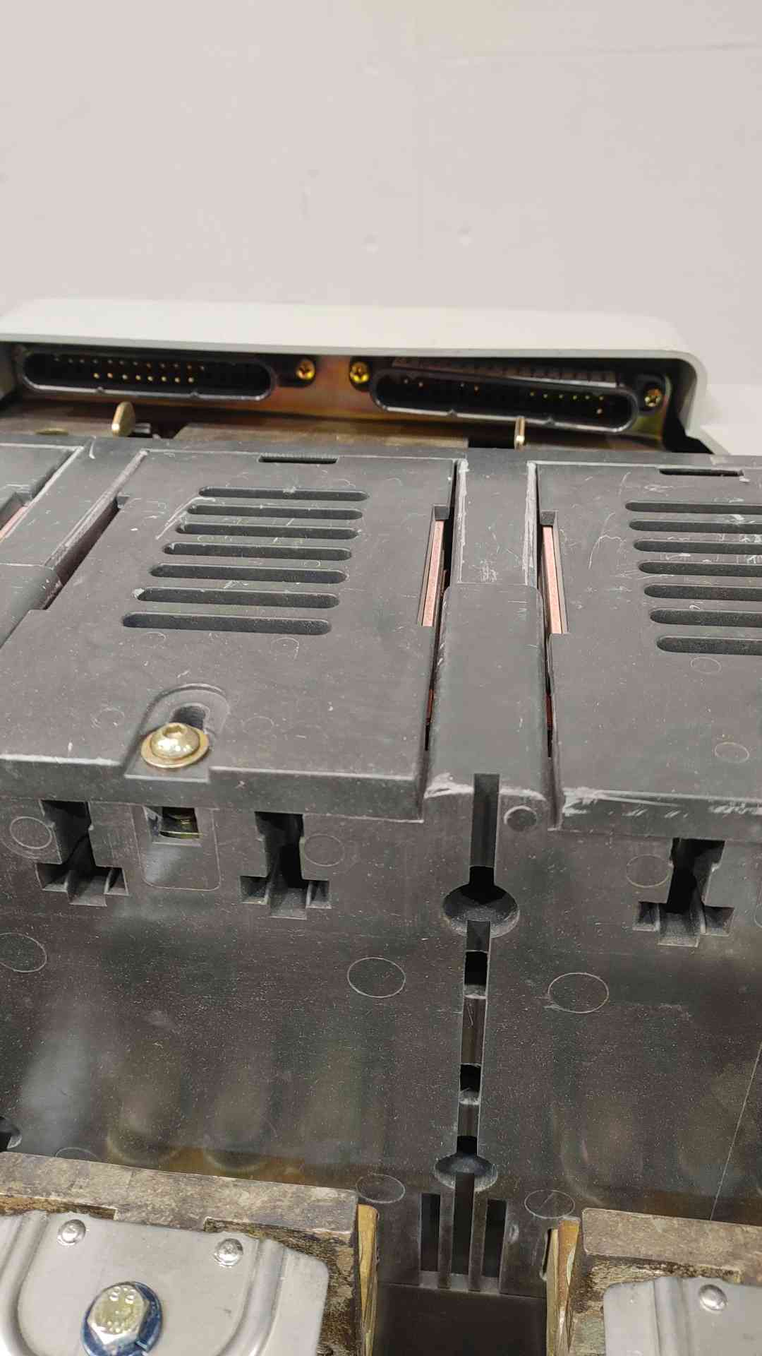 AS-IS (parts only)Cutler-Hammer 3000Amp LV AC Circuit Breaker MDS830 Magnum DS (Digitrip 520M) Freight Damaged (SKU: 110181)