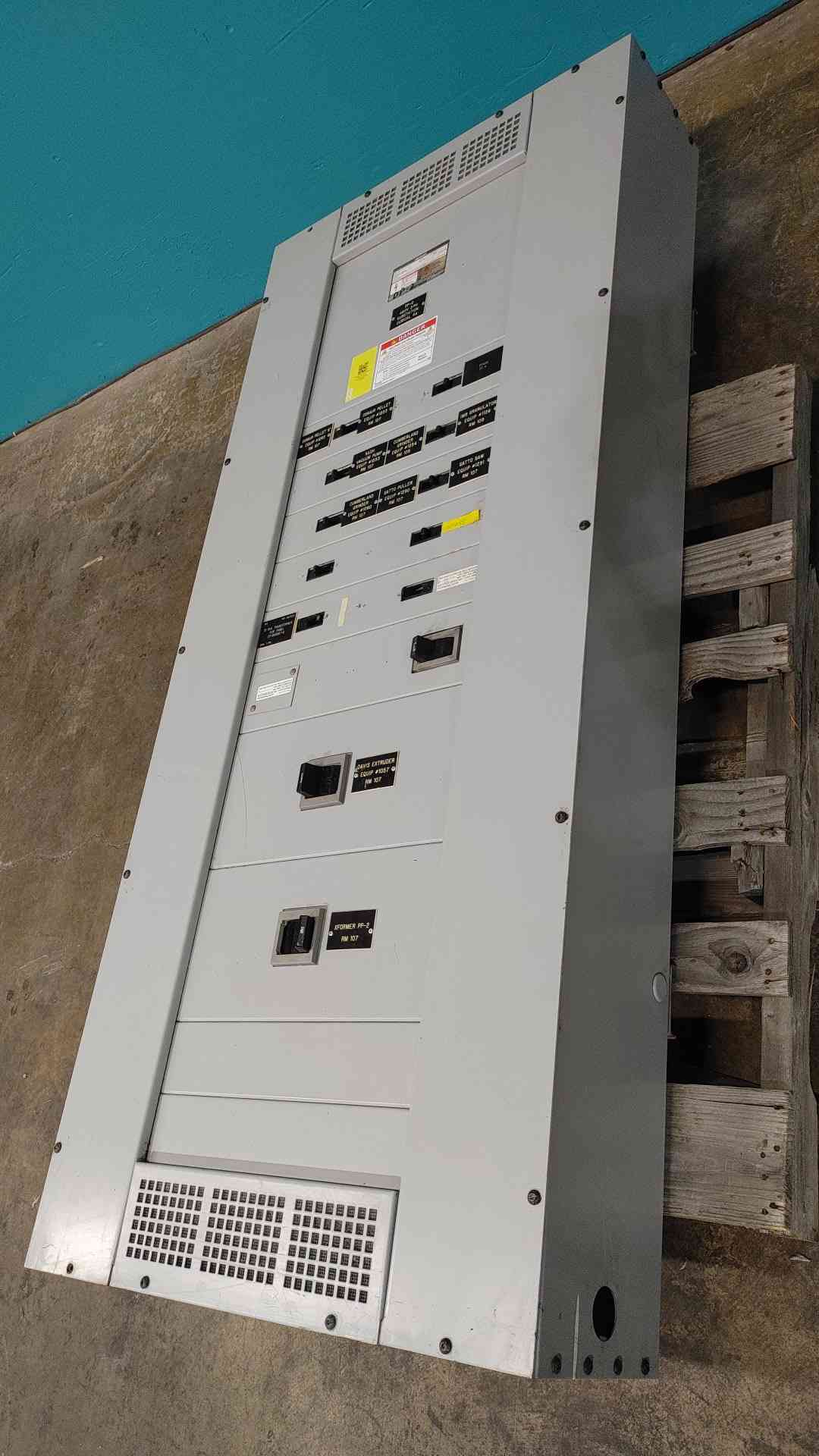 Siemens S4 800A 480V 3 Phase Industrial Panelboard Distribution Panel w Breakers
