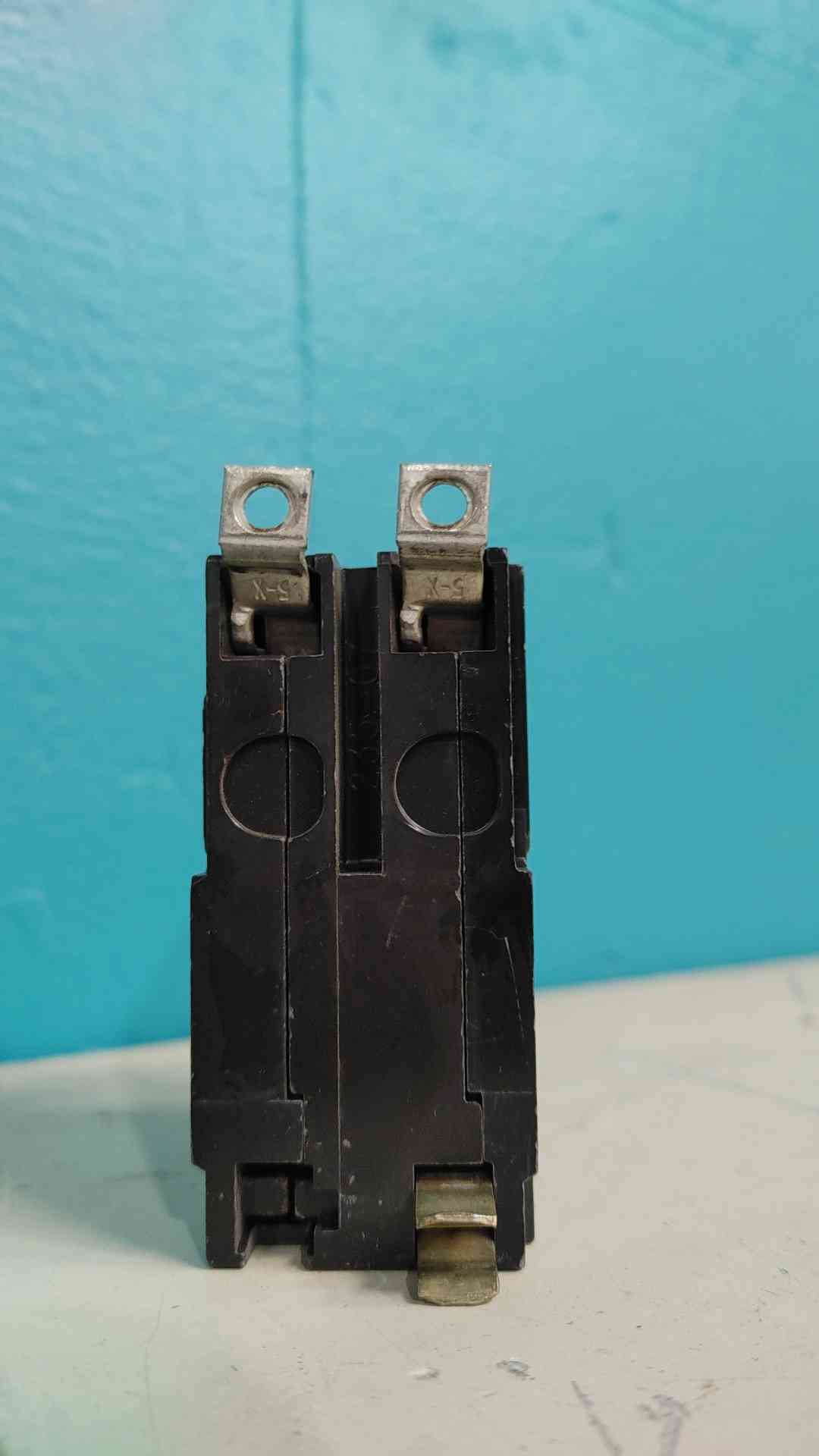 Square D QOB220VH 20A 2-Pole 120/240V 22kAIC Bolt-On Circuit Breaker QOB220