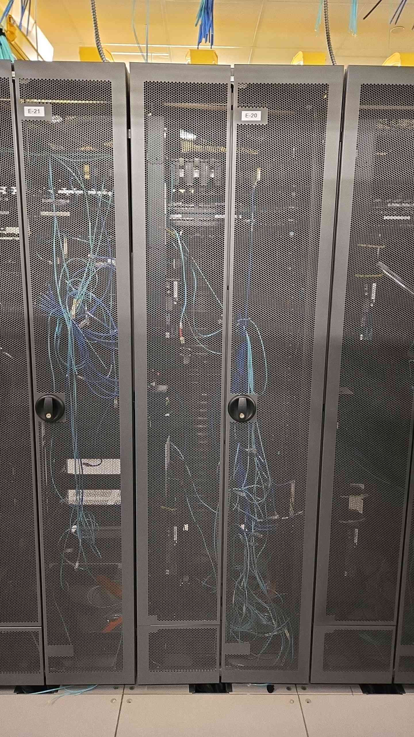 HPE 642 42U Enterprise Server Rack Cabinet AF004A Curved Mesh Door Blanking
