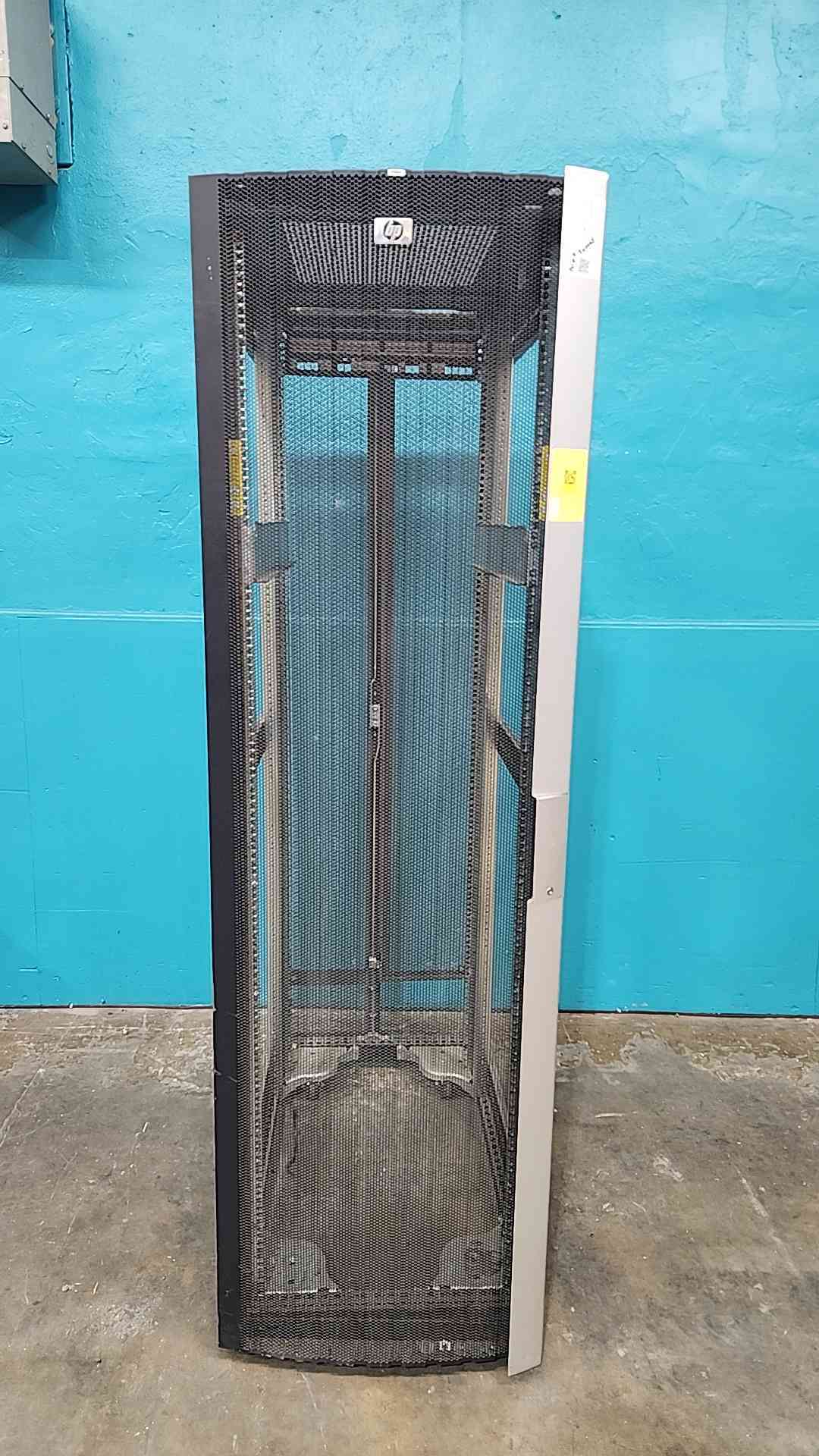 HP Compaq 10000 10K Series 42U Server Rack Cabinet Noon-Enclosed 10642 On Casters