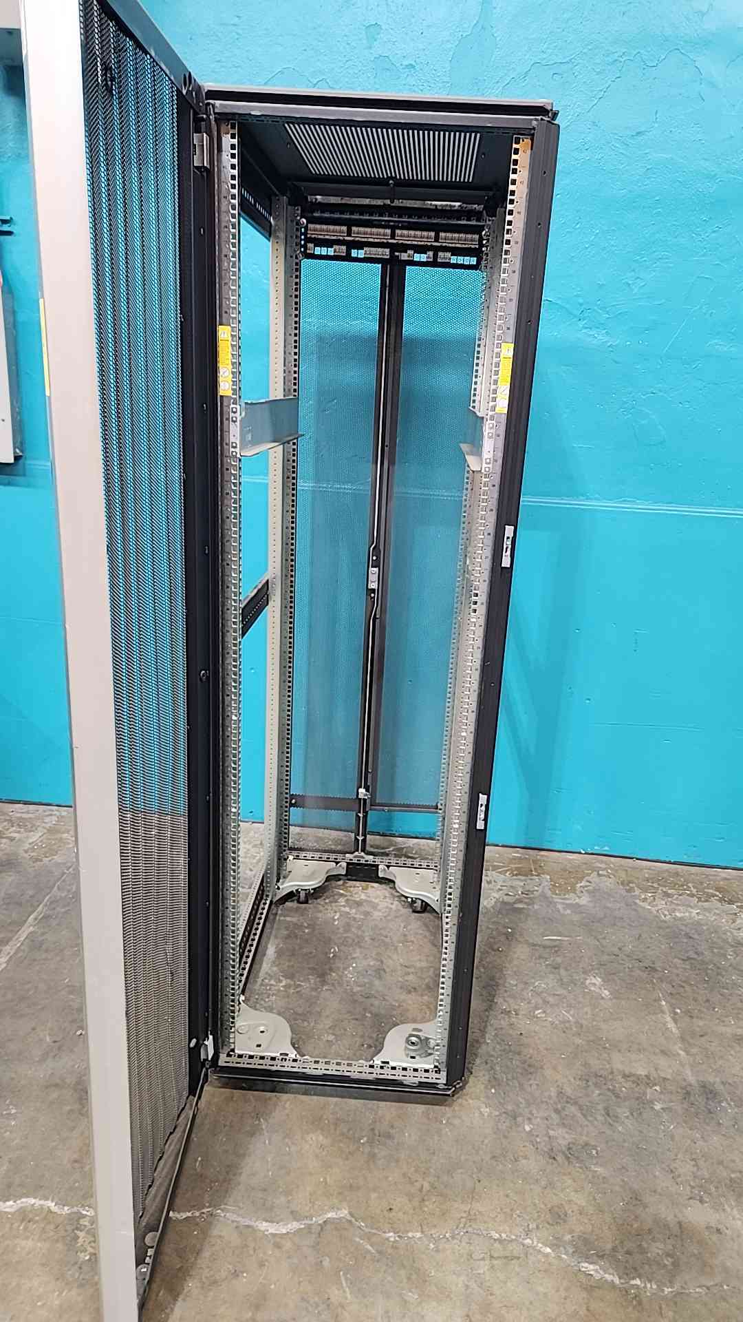 HP Compaq 10000 10K Series 42U Server Rack Cabinet Noon-Enclosed 10642 On Casters
