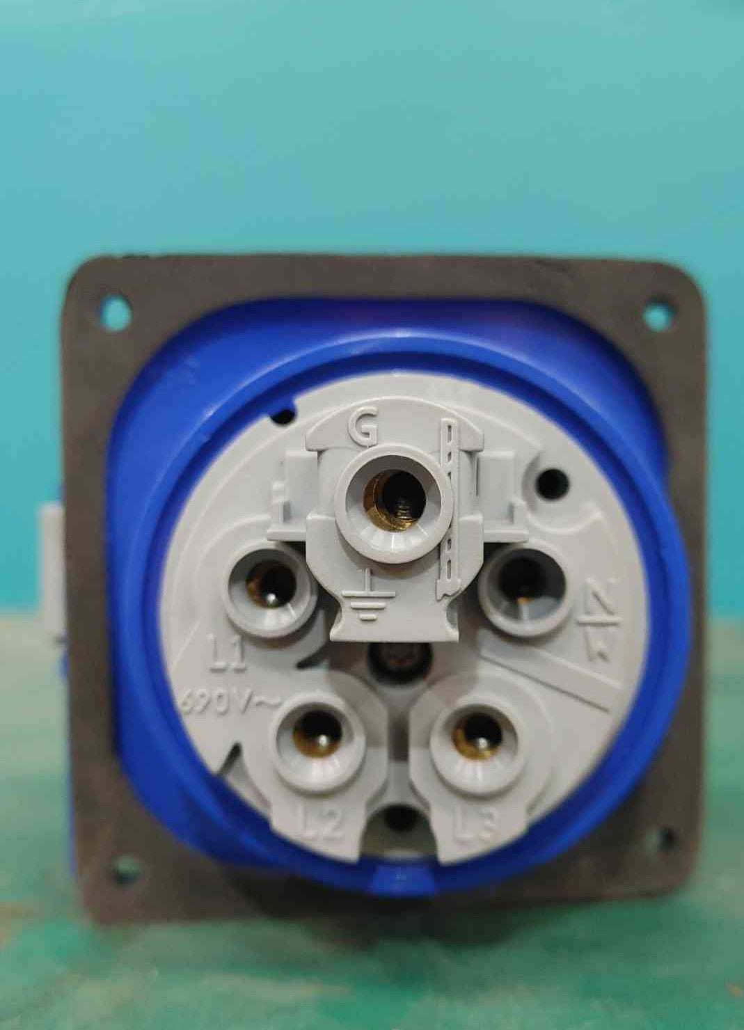 Leviton 530R9W 30A 120/208V 3-Phase 4P 5W Watertight Pin & Sleeve Receptacle IP67