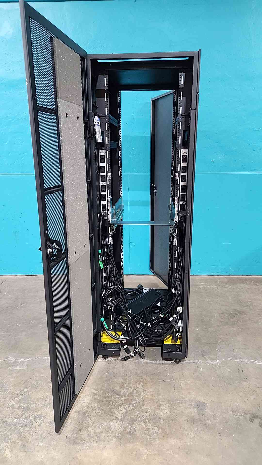IBM 7014-T42 42U 19-Inch Server Rack Cabinet Enclosure w/ Dual Vertical PDUs T42
