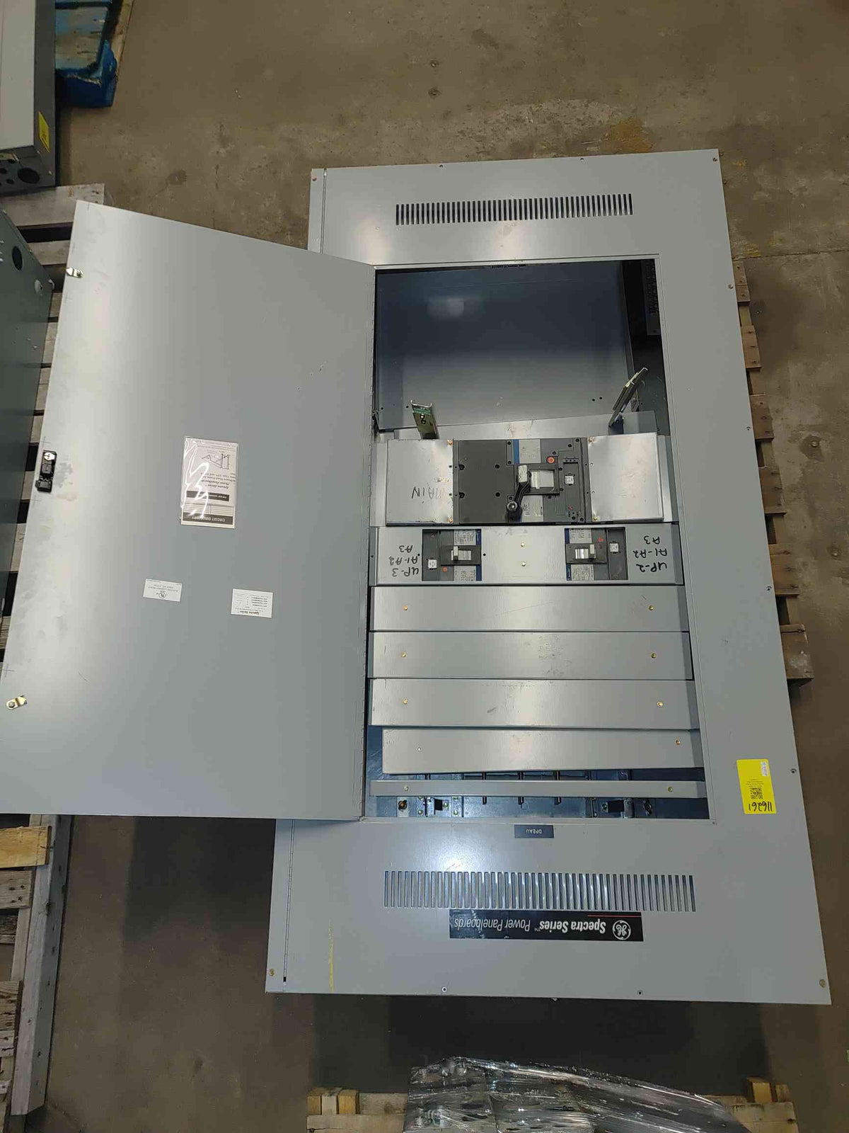 GE Spectra 800A 480V Panelboard w/ 800 Amp Main & (2) 400A 3P Breakers