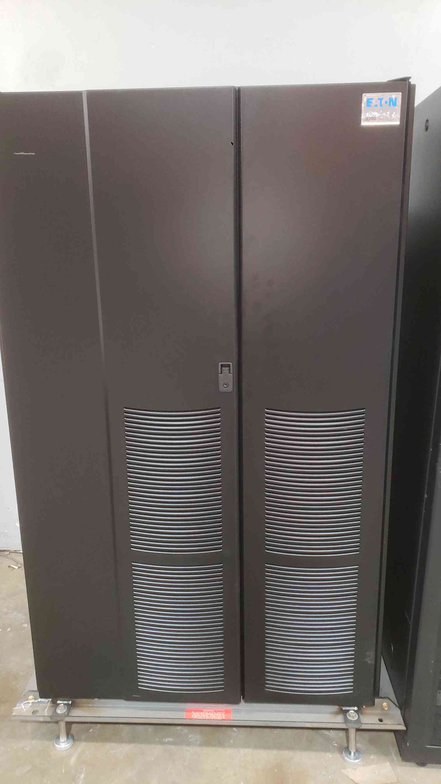 Eaton 9390-80 UPS 40KVA UPS and Battery Cabinet 480V (SKU: 110963)
