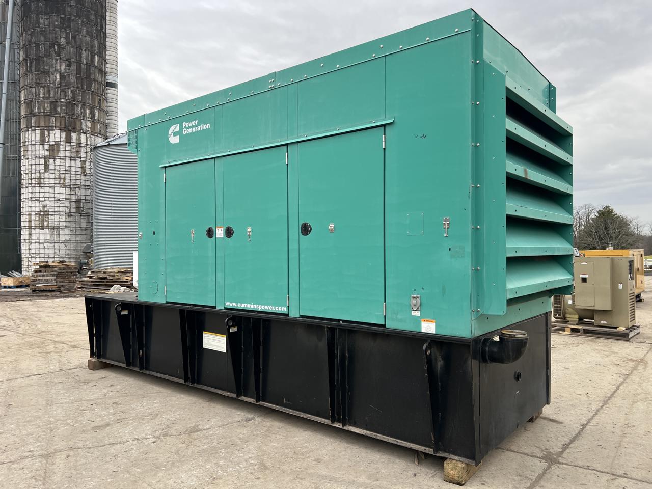 500 kW Cummins/Onan Gen Set, with Enclosure and Base Fuel Tank, Year – 2010, 504 Hours, US EPA Tier 2 Flex Engine Transmission
