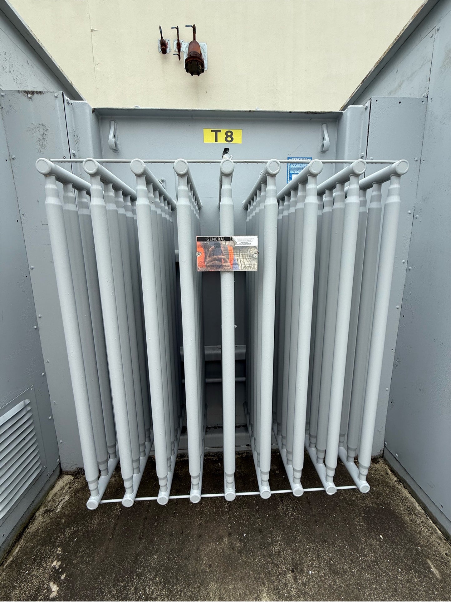 1000KVA GE Outdoor Substation & Transformer 3PH 4160v 480Y/277 Breakers & Meter