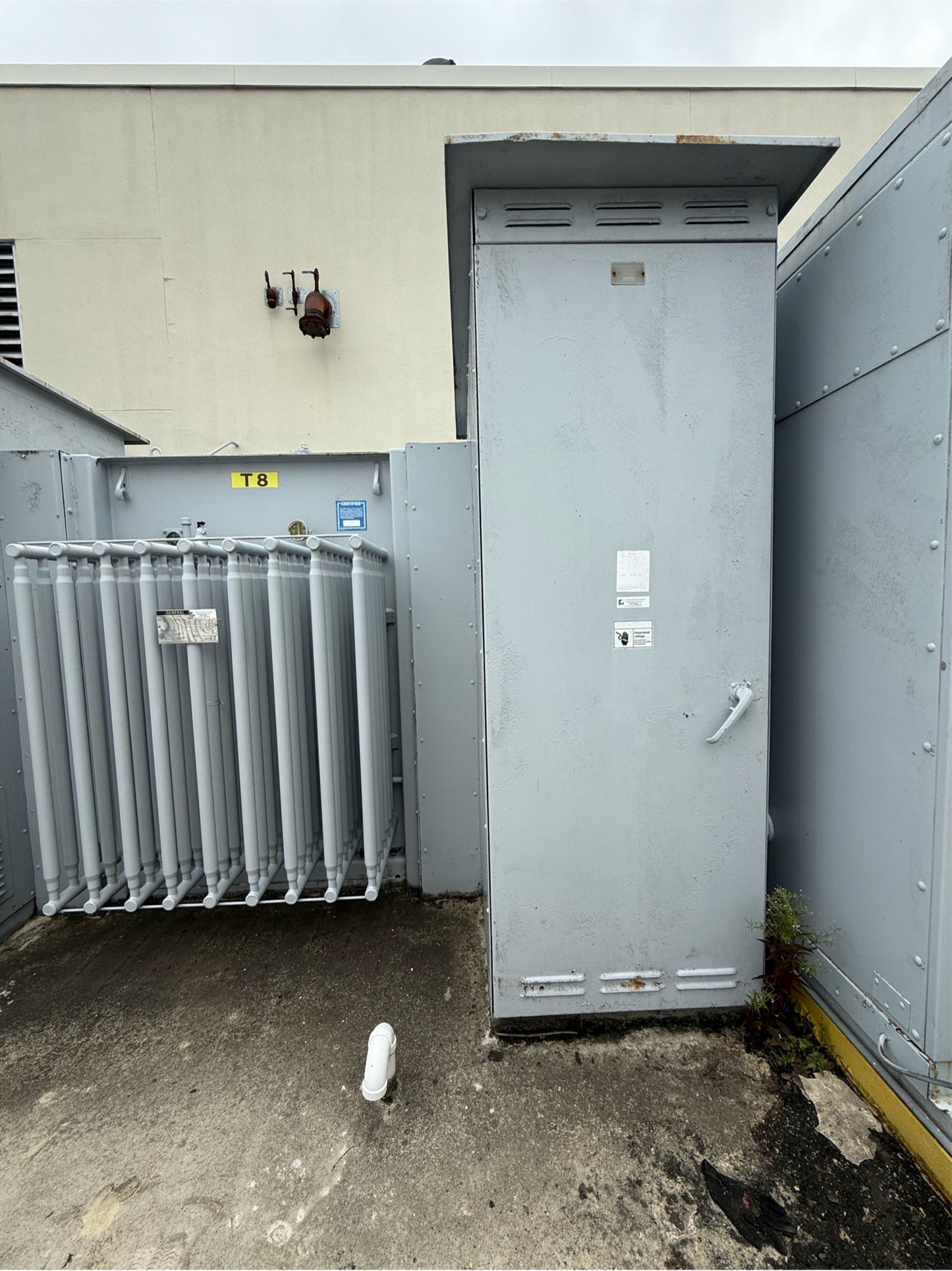 1000KVA GE Outdoor Substation & Transformer 3PH 4160v 480Y/277 Breakers & Meter